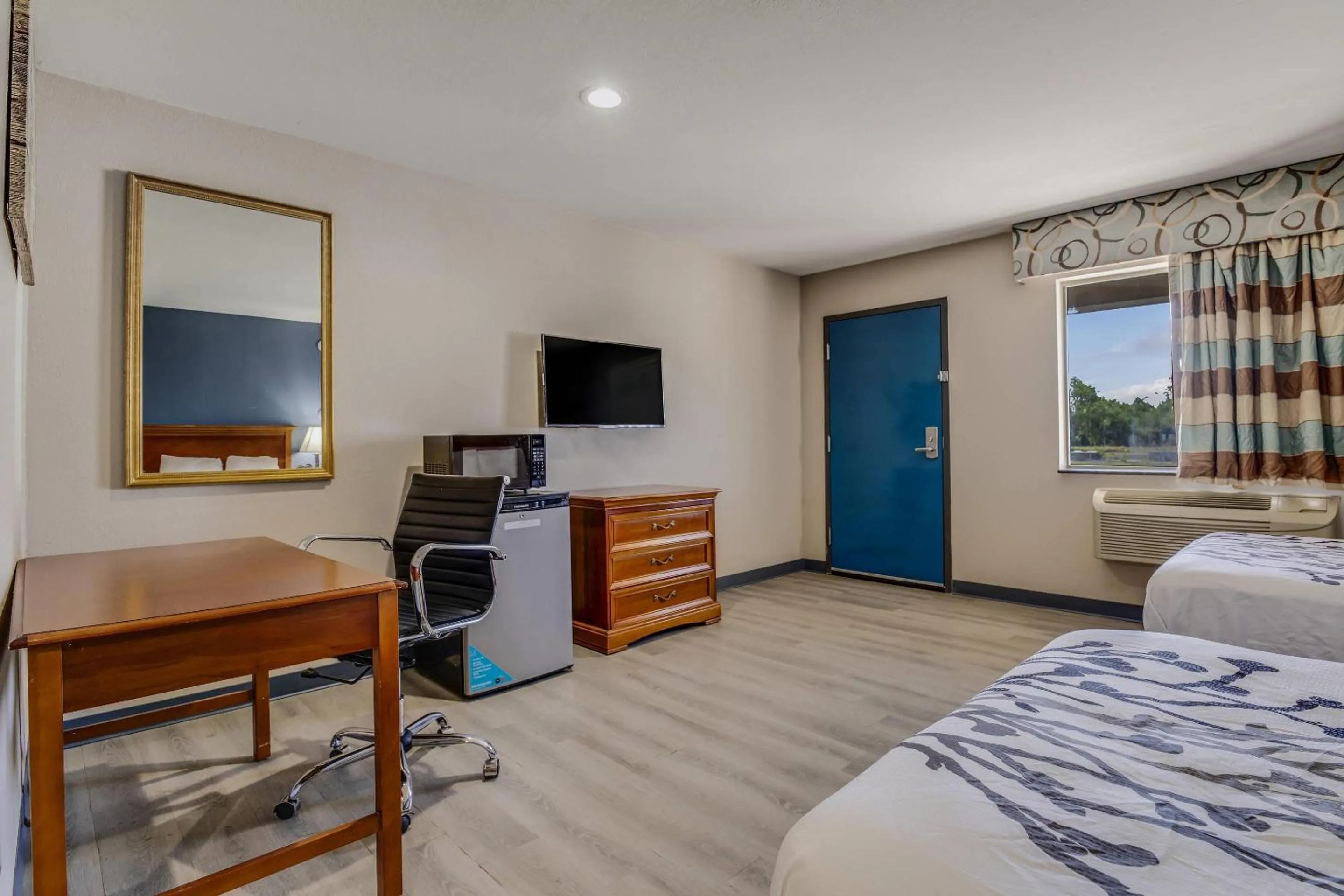 Bedroom in Econo Lodge Inn & Suites