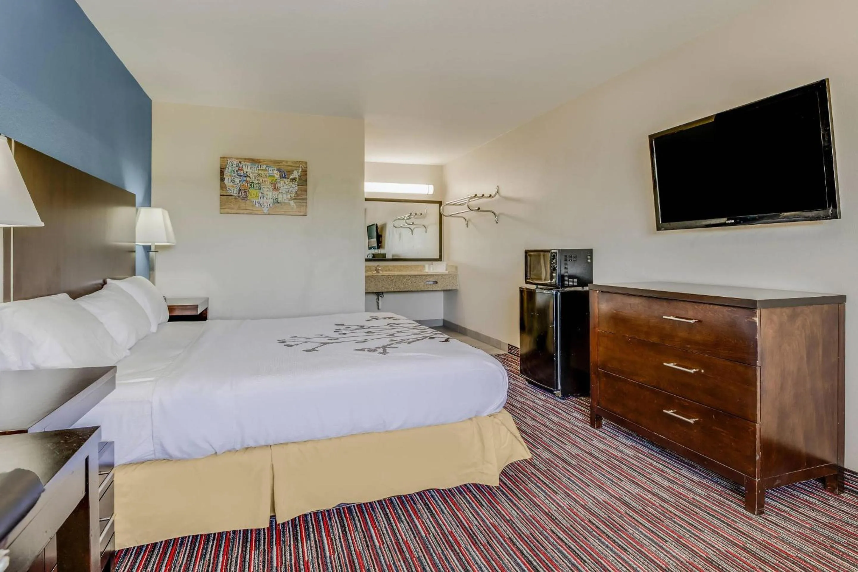 Bedroom in Econo Lodge Inn & Suites