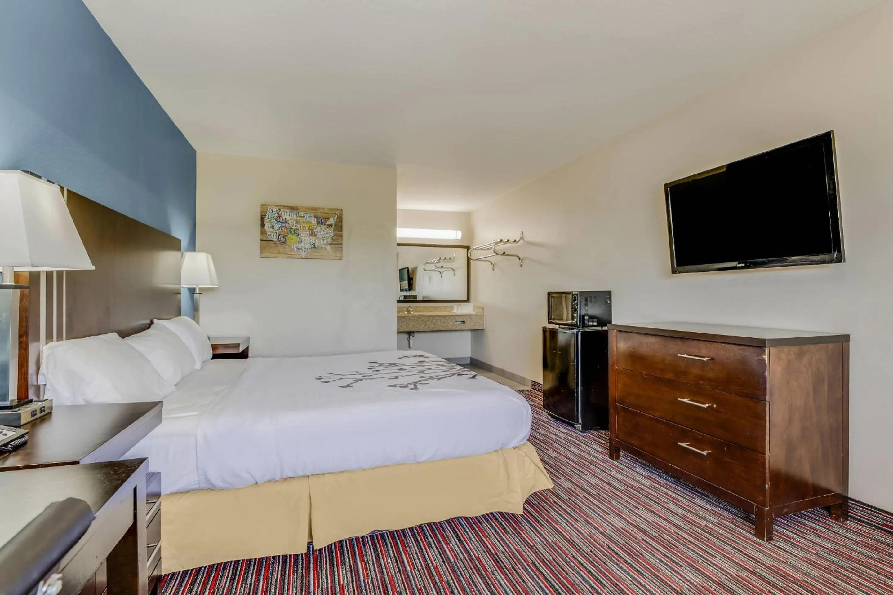 Bedroom in Econo Lodge Inn & Suites