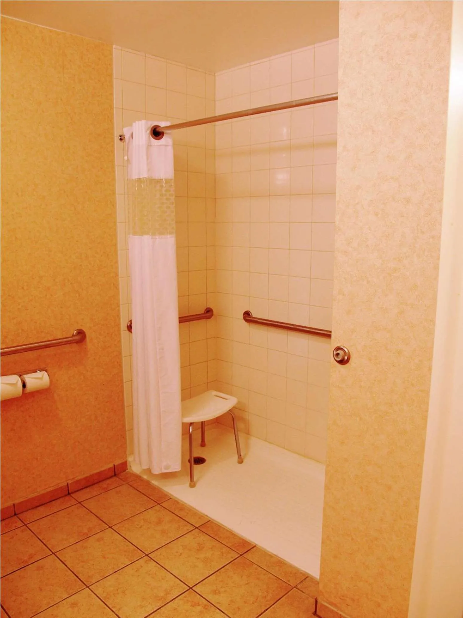 Bathroom in Hampton Inn Canton