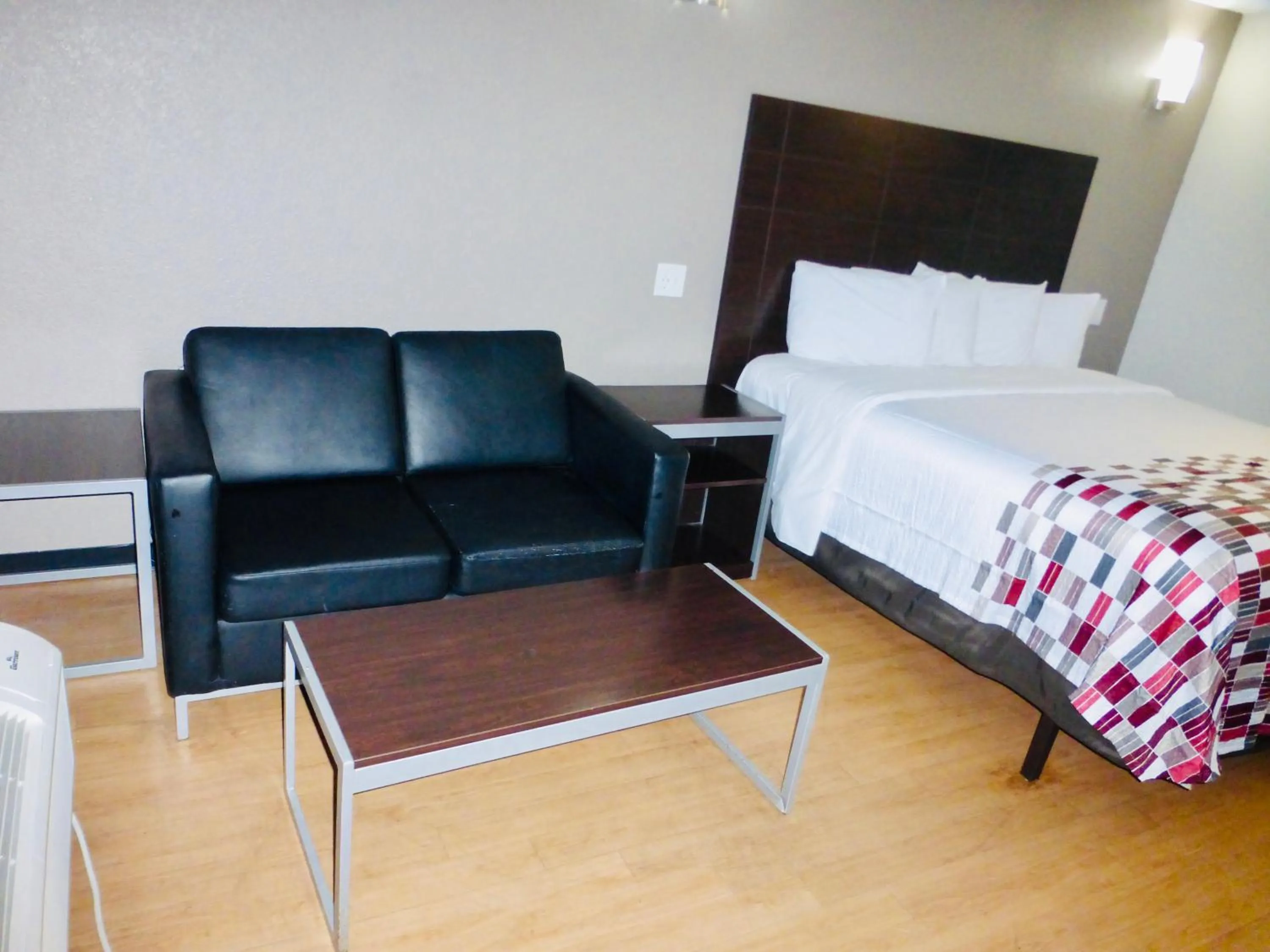 Bedroom, Bed in Red Roof Inn Corpus Christi North - Near Downtown