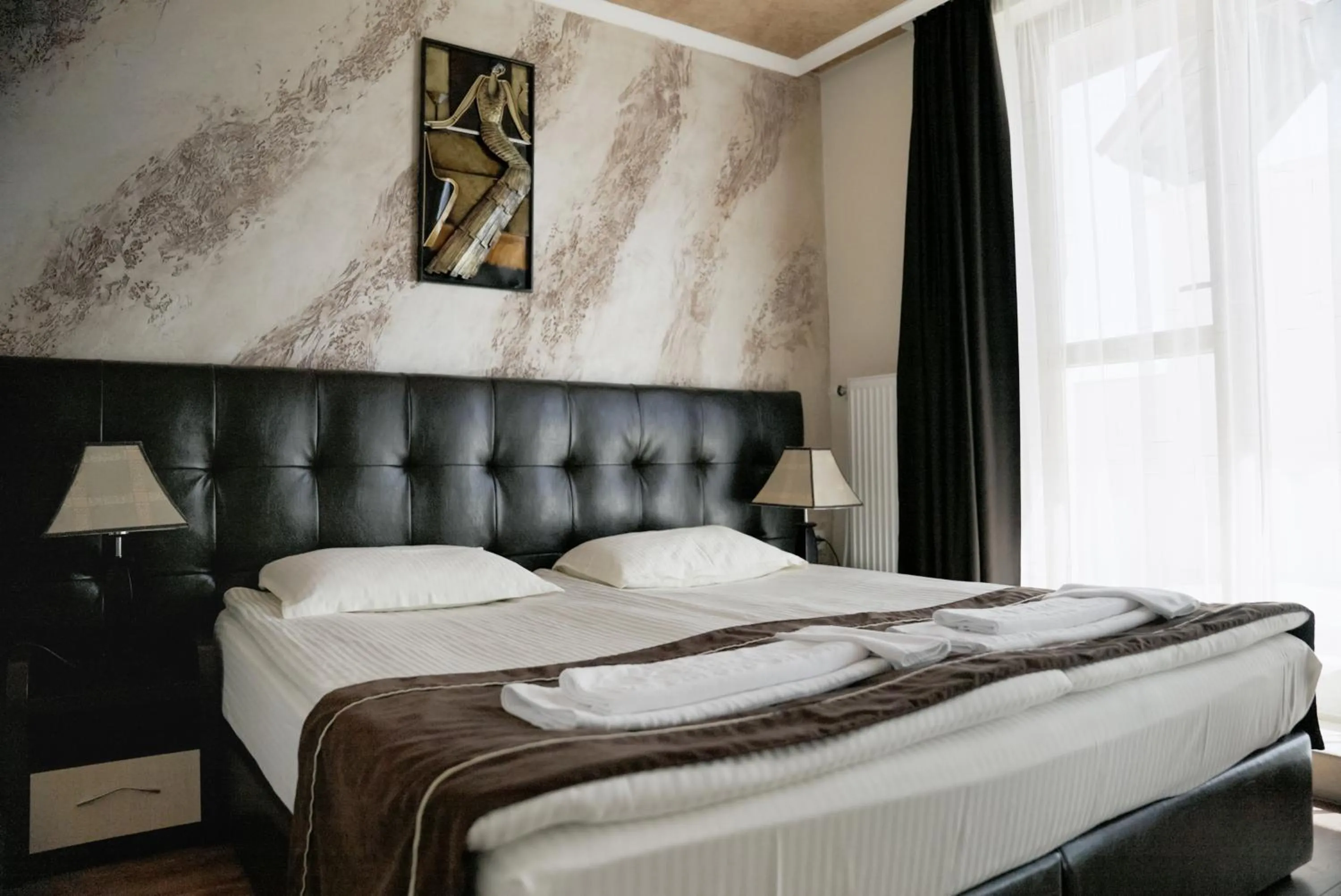 Bed in Complex Kamelia