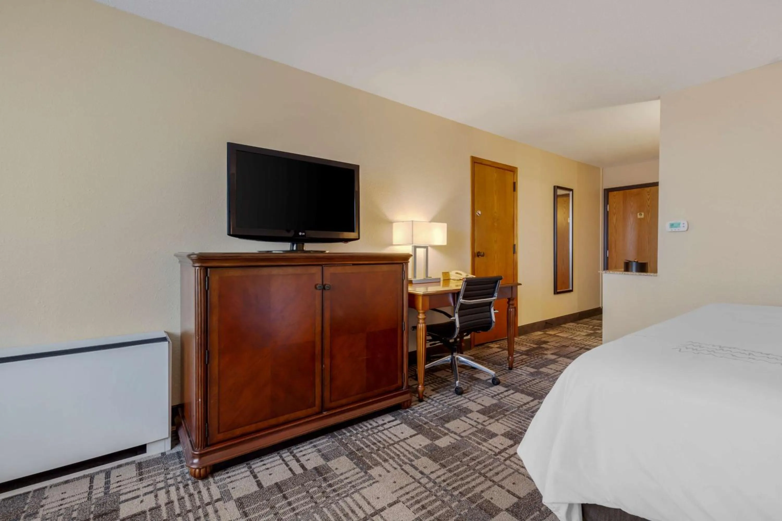 Bedroom, Bed in Best Western Plus Dubuque Hotel and Conference Center
