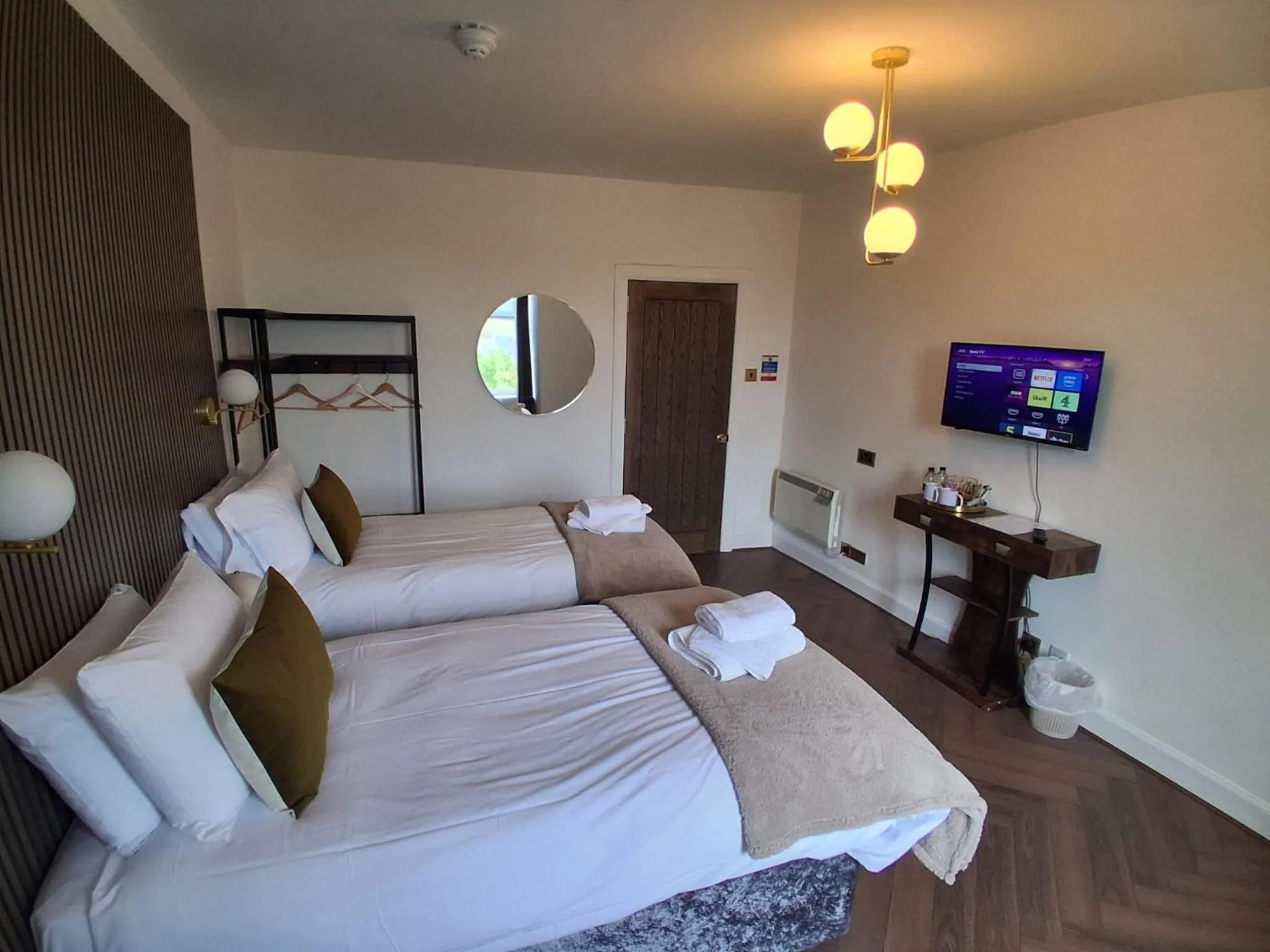 Property building, Bed in Hotel Square