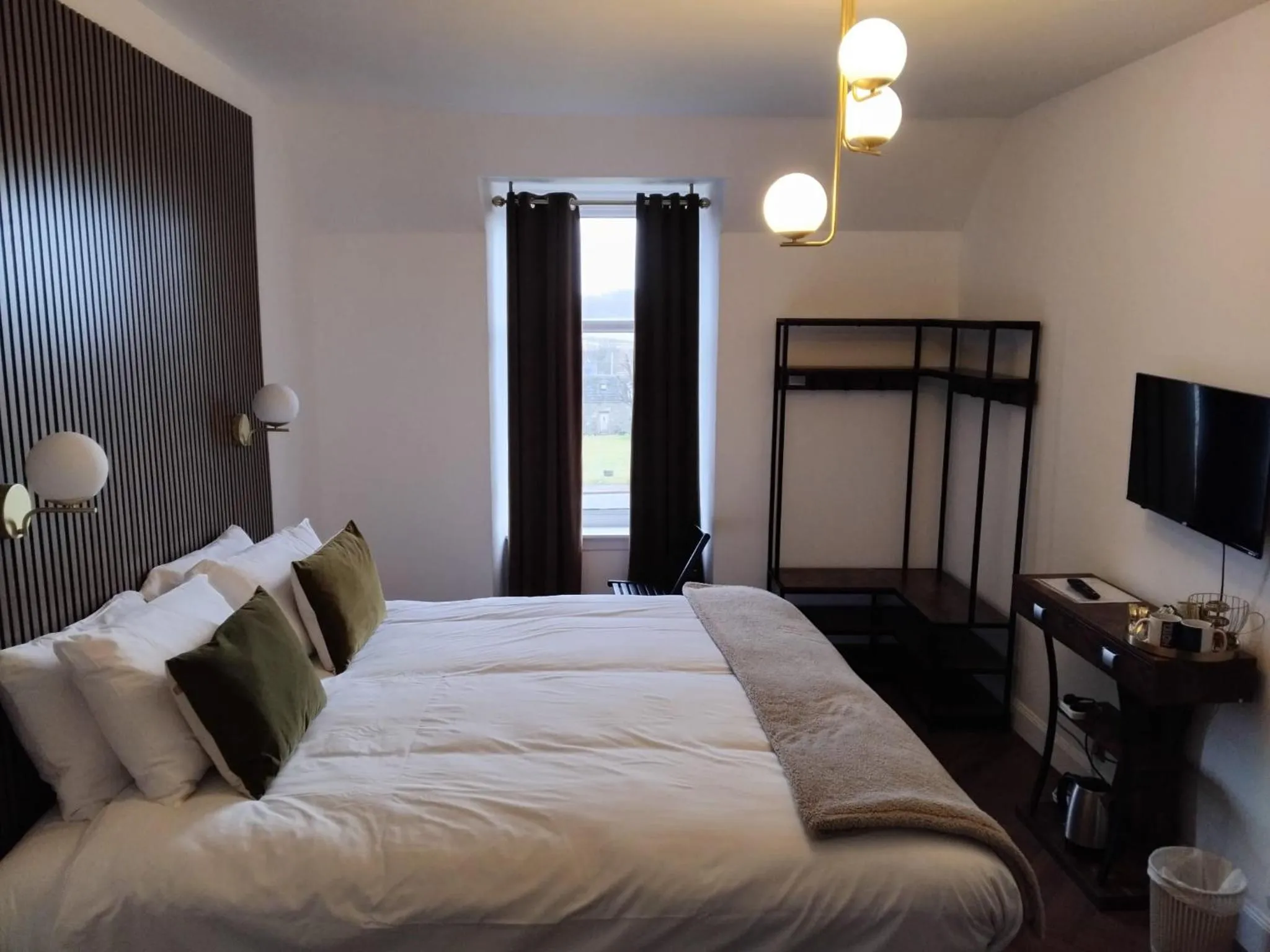 Property building, Bed in Hotel Square