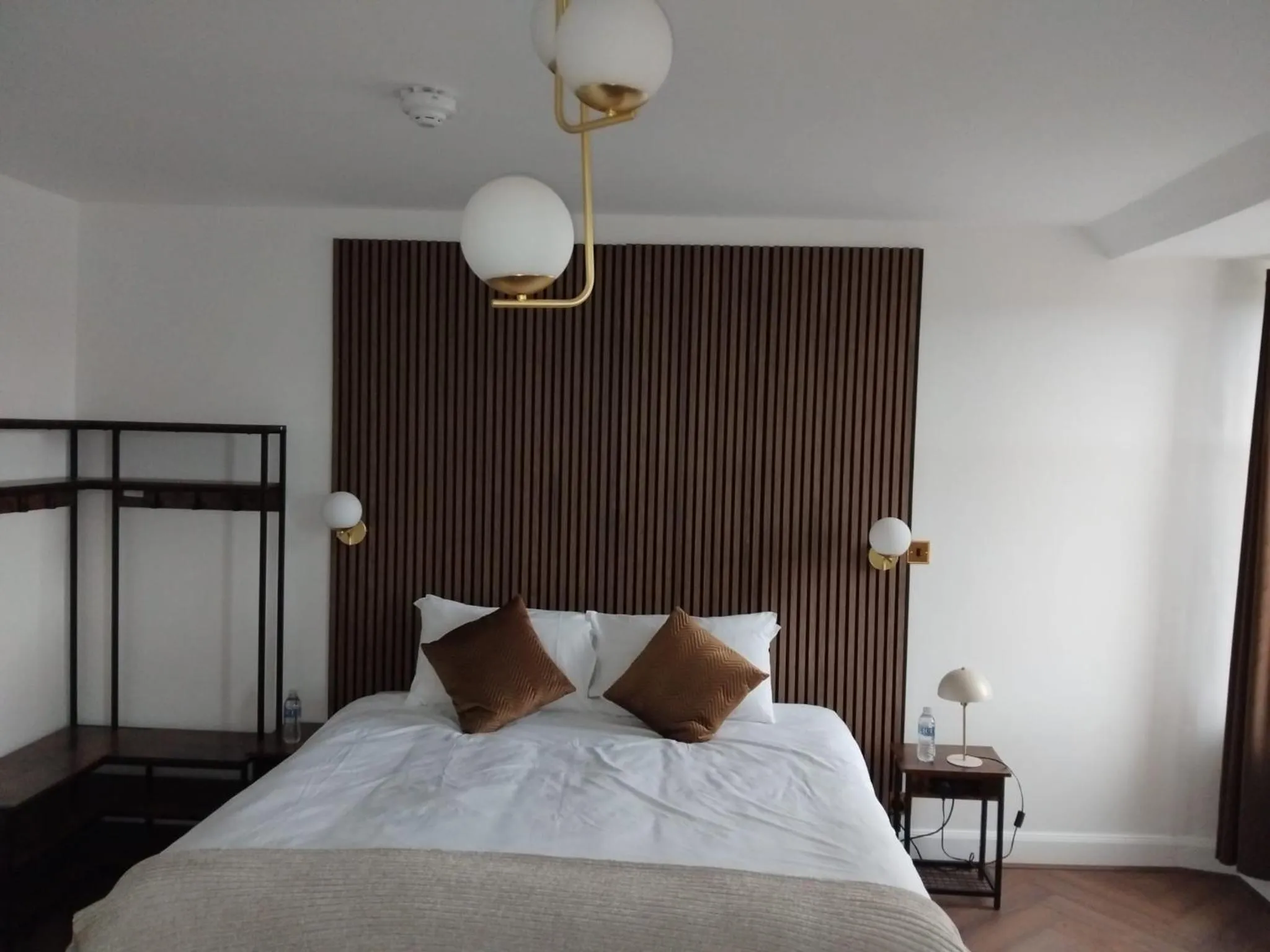 Property building, Bed in Hotel Square