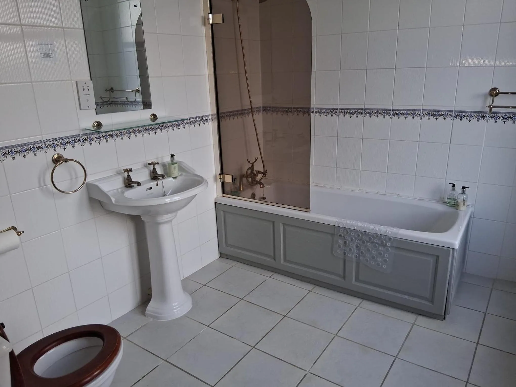 Shower in Hotel Square