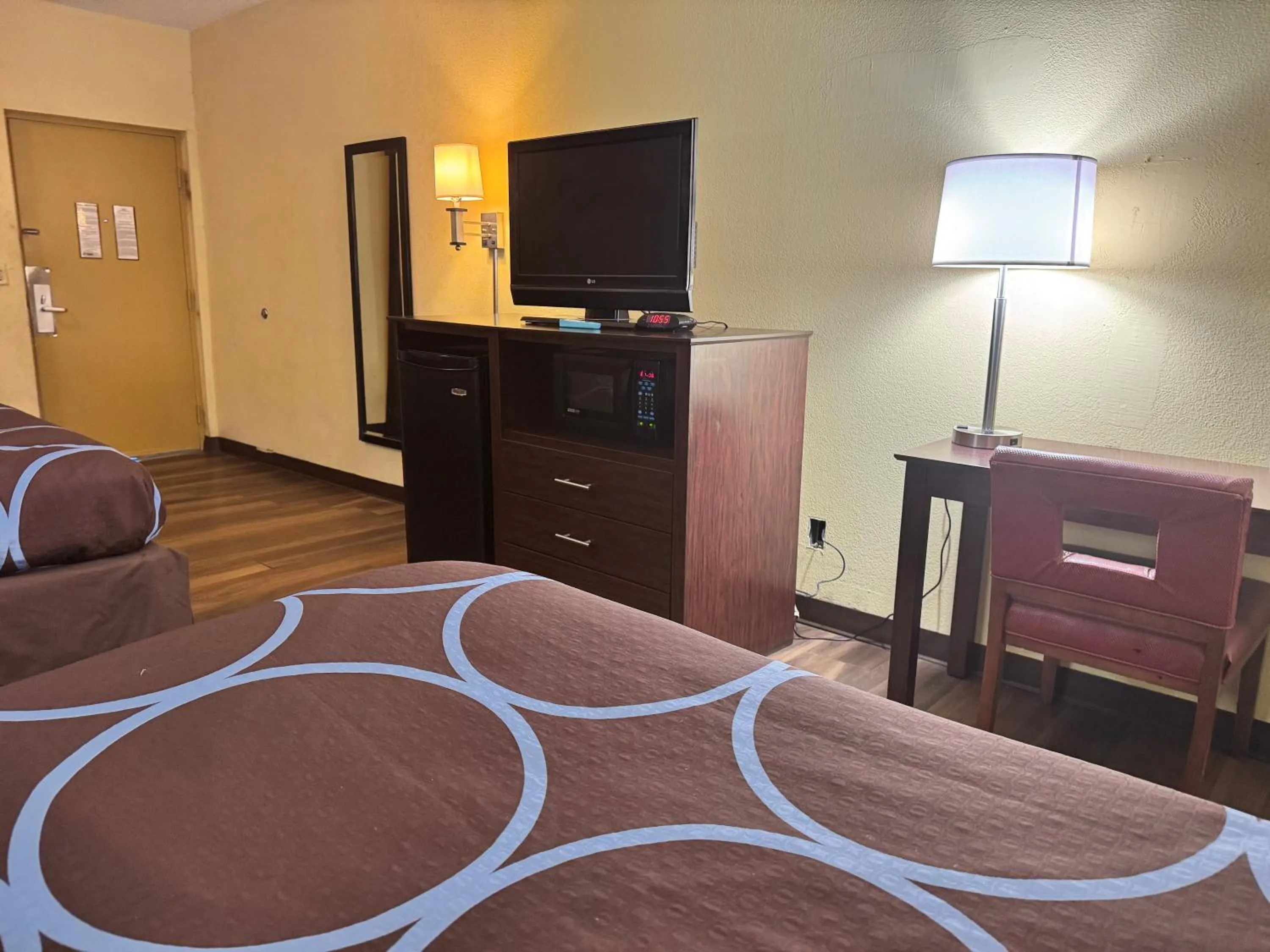 TV and multimedia in Super 8 by Wyndham Laurel