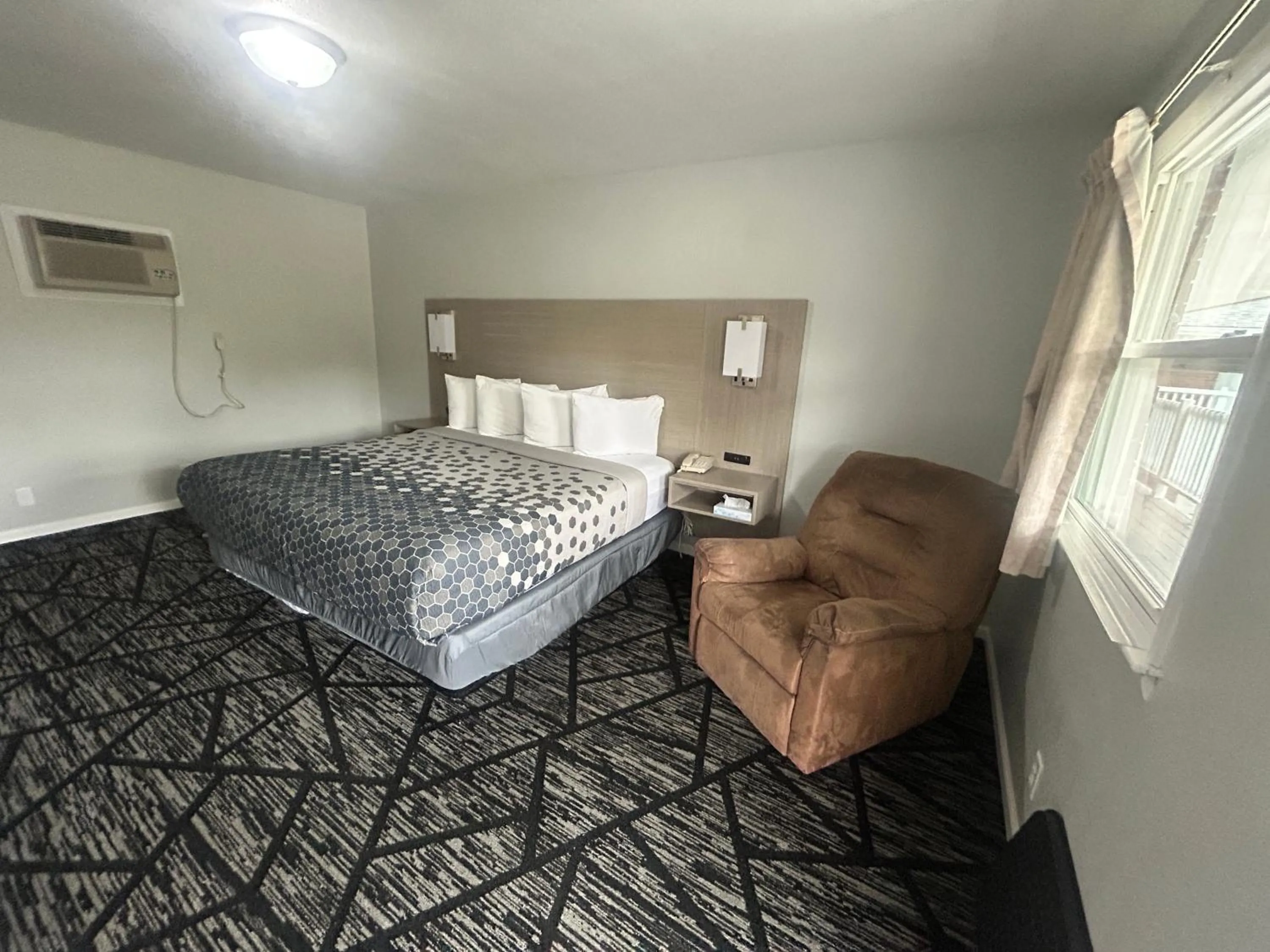 Bedroom, Bed in Budget Inn Oskaloosa US 63 Near Pella