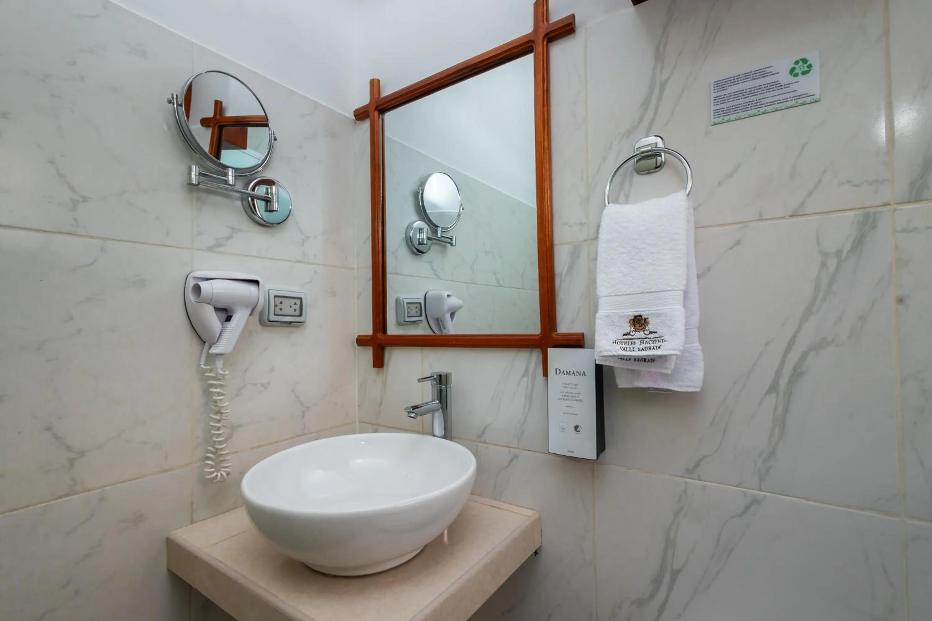 Shower in Hacienda del Valle Sagrado