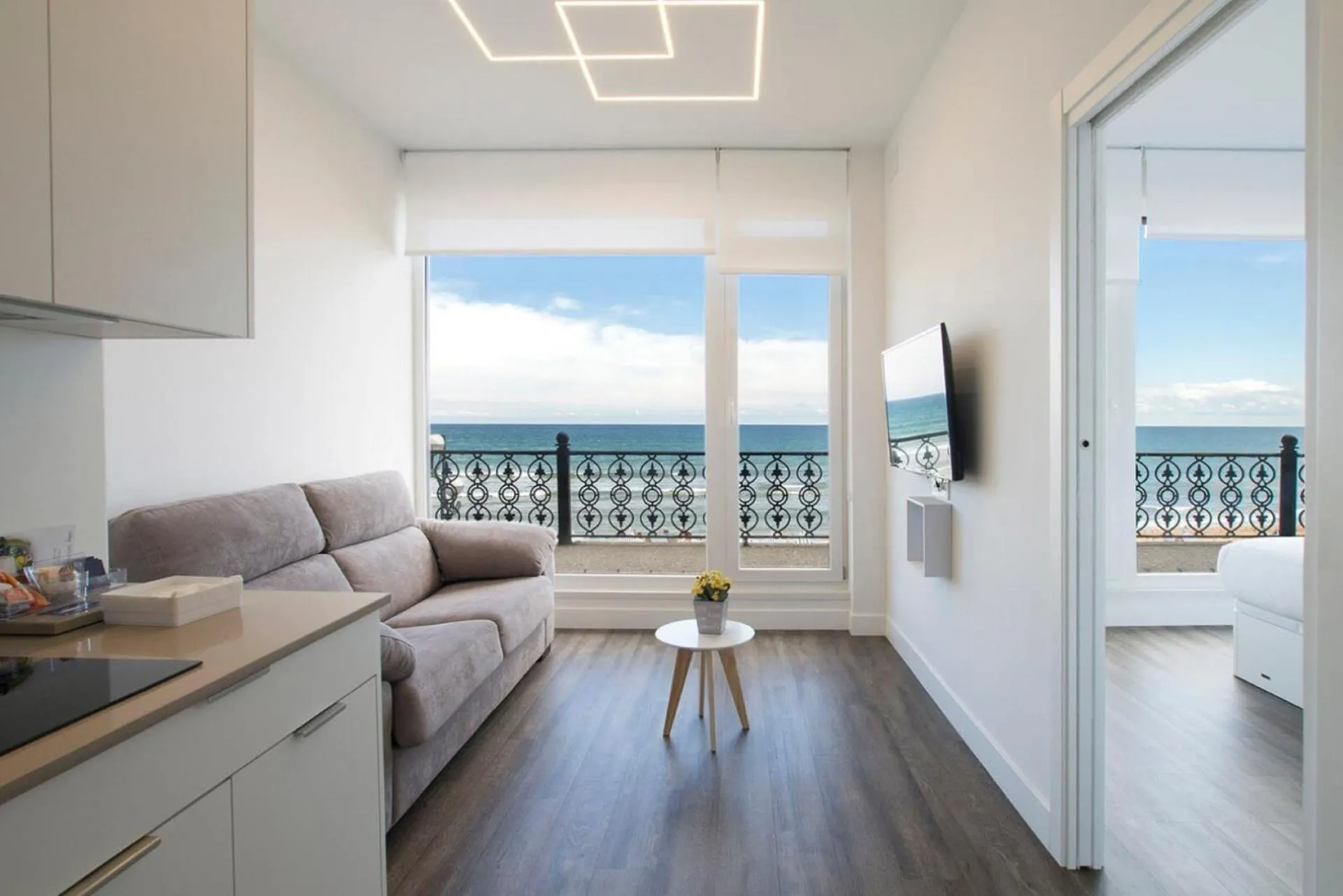 Communal lounge/ TV room in Apartamentos Good Duke by Egona