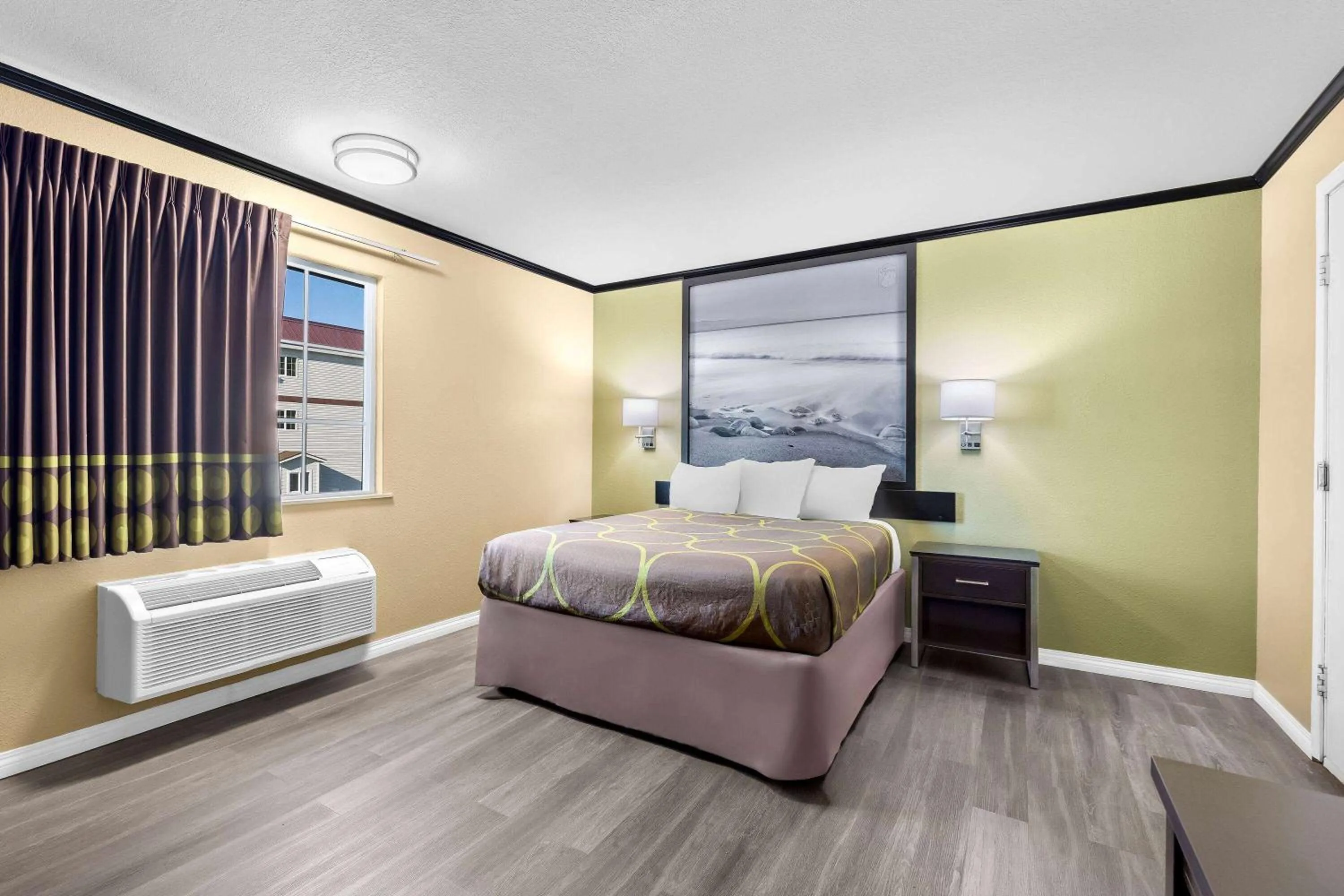 Bed in Super 8 by Wyndham Crescent City