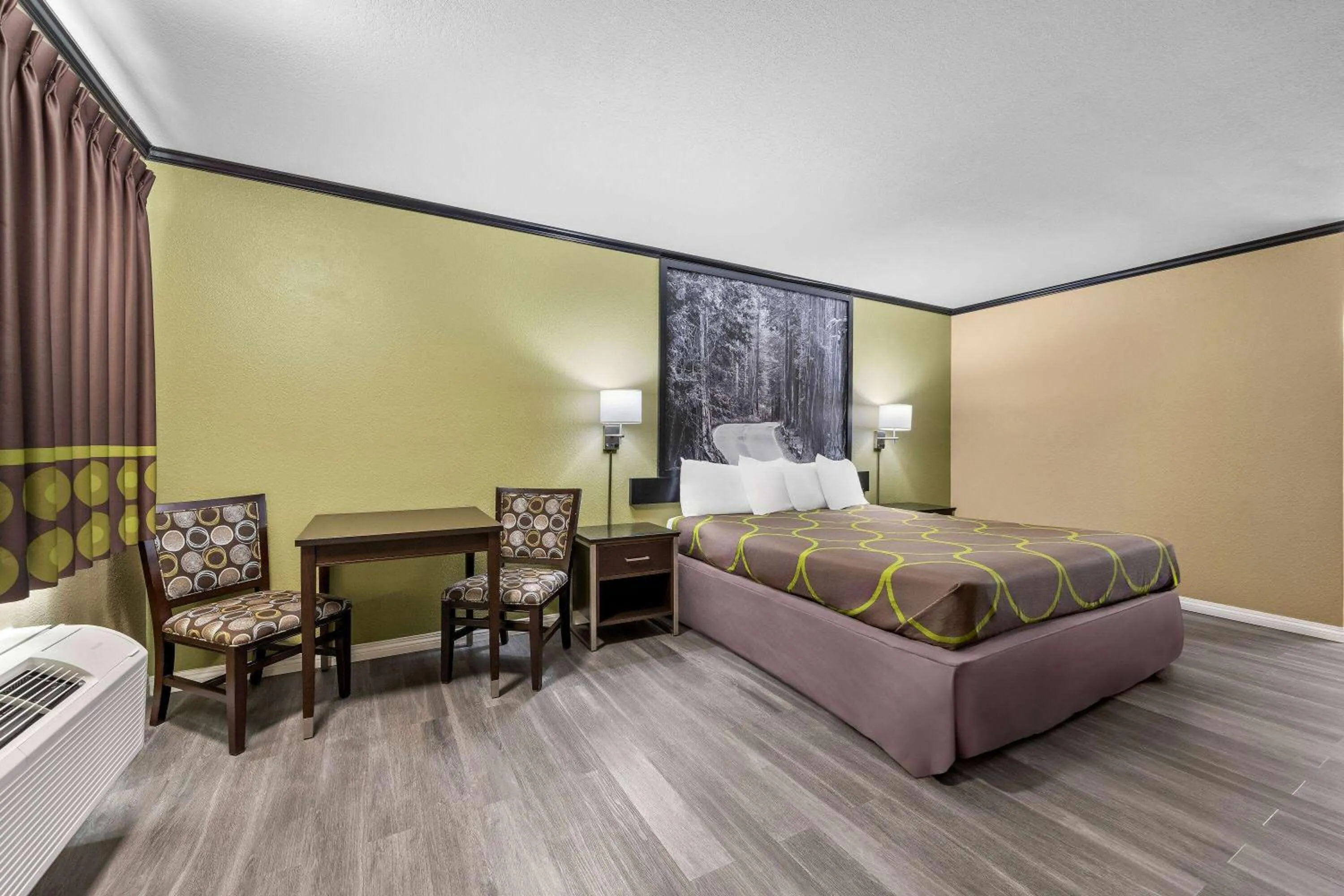 Bed in Super 8 by Wyndham Crescent City