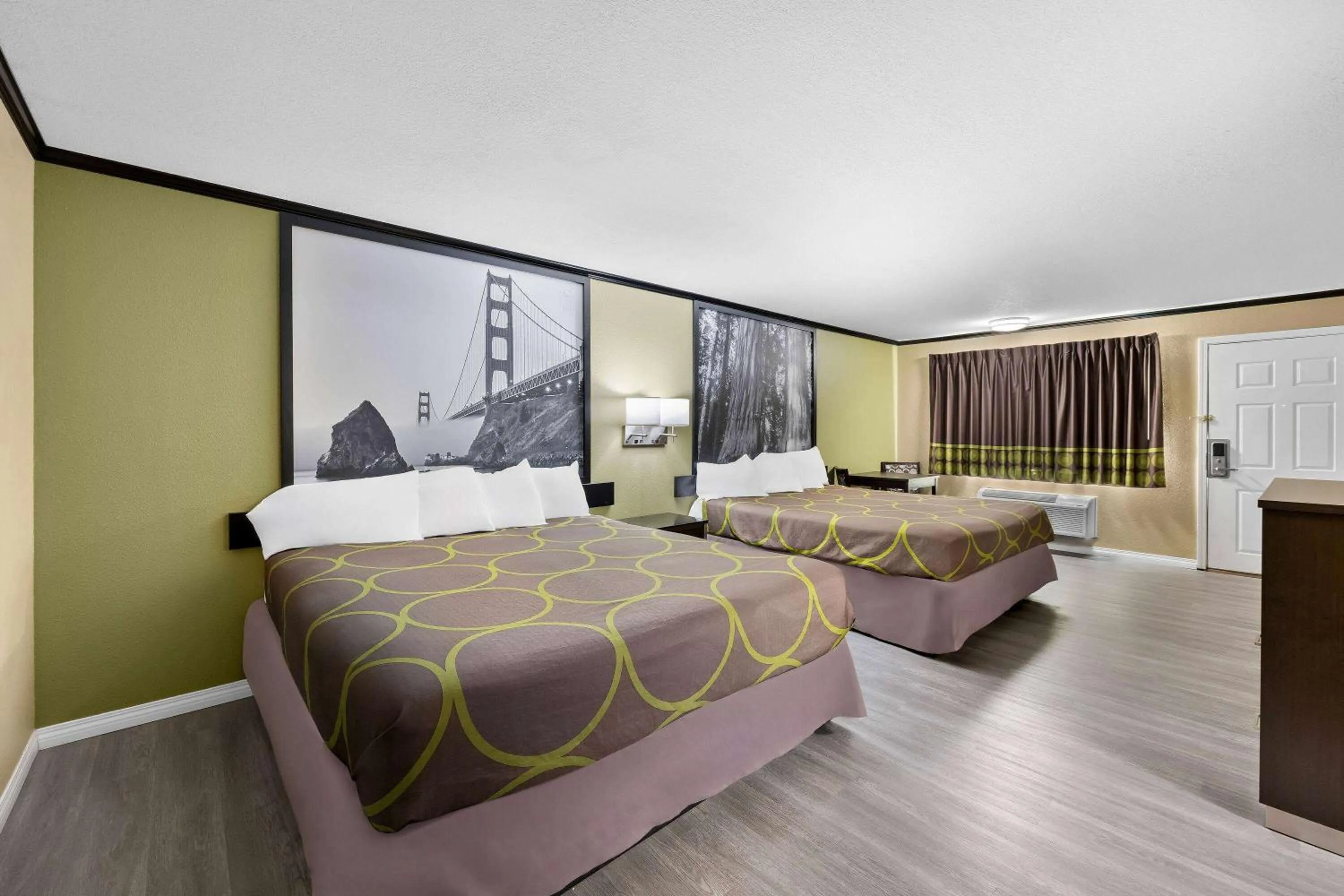 Bed in Super 8 by Wyndham Crescent City