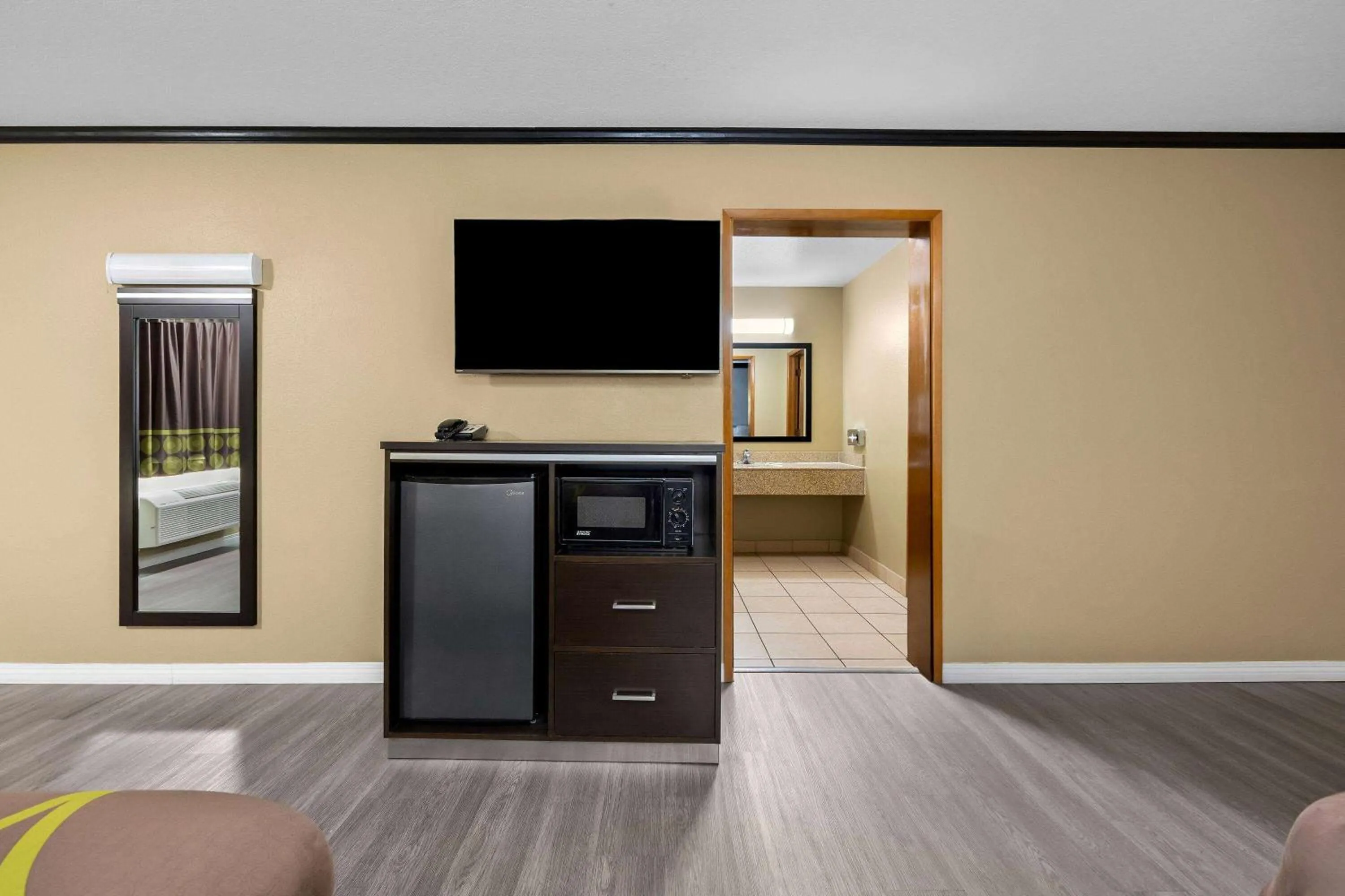 Bed in Super 8 by Wyndham Crescent City