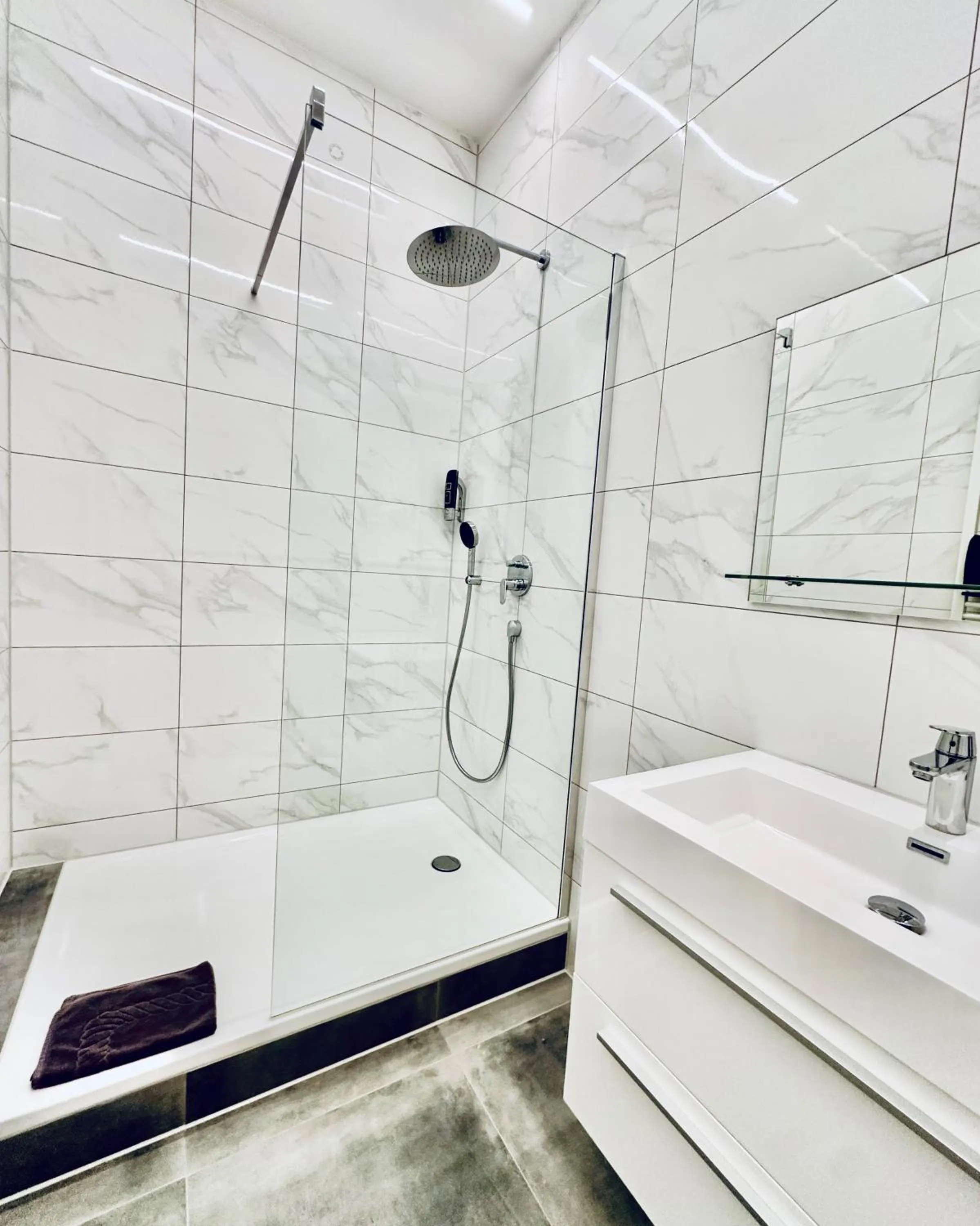 Shower in Hotel Lumi