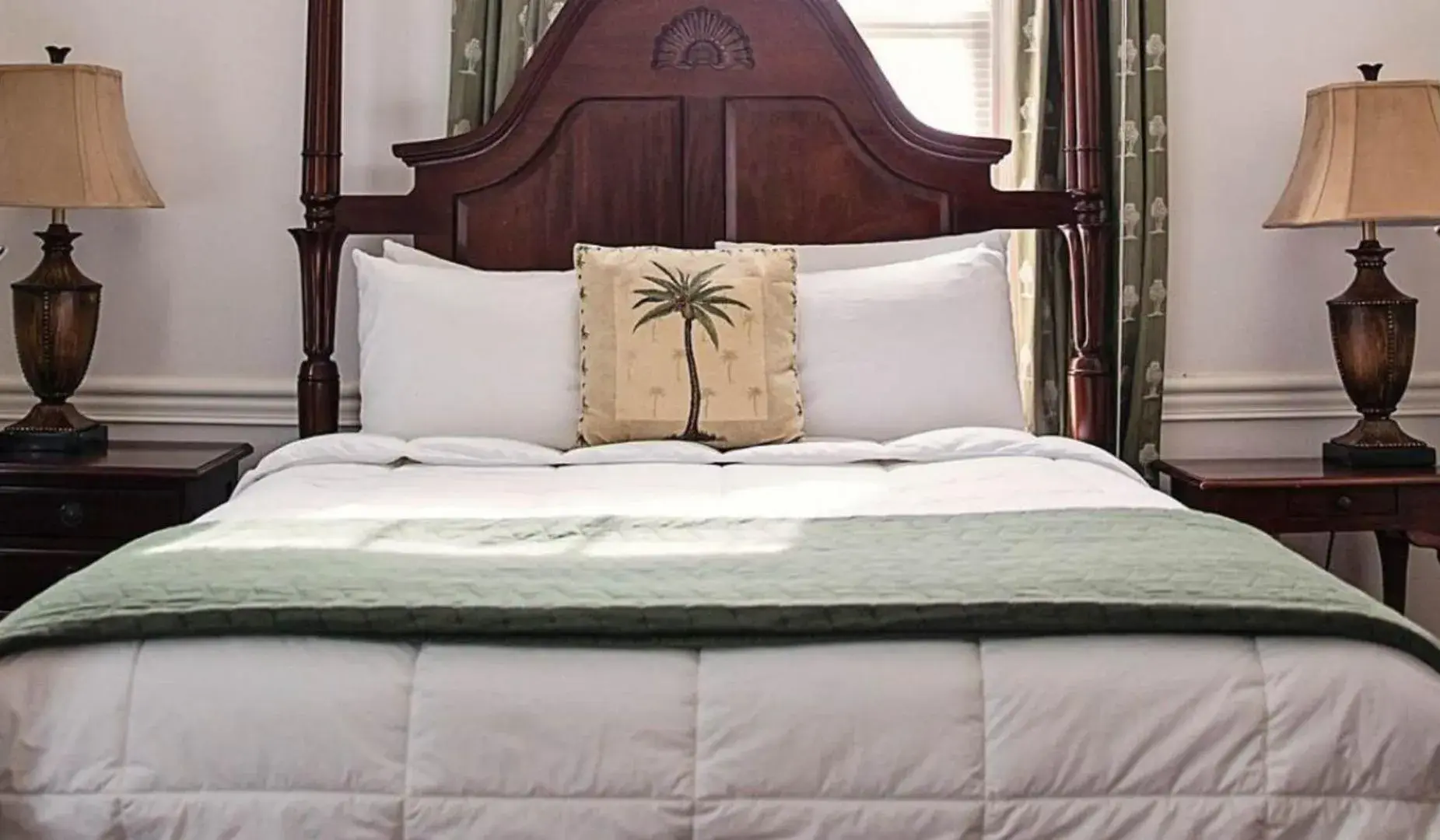 Deluxe Queen Room in The Beaufort Inn Deluxe Queen Room in The Beaufort Inn