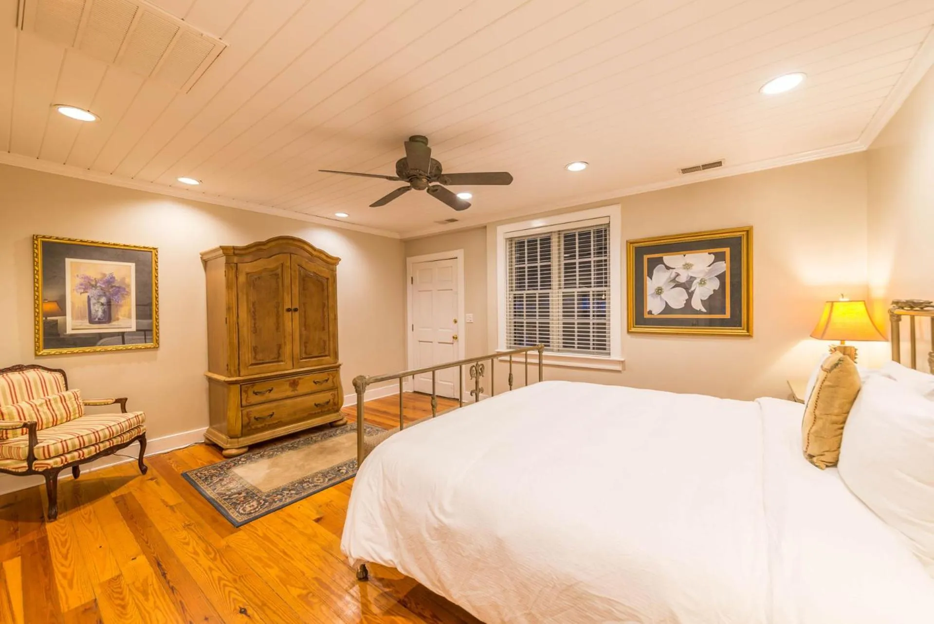 Bed in The Beaufort Inn