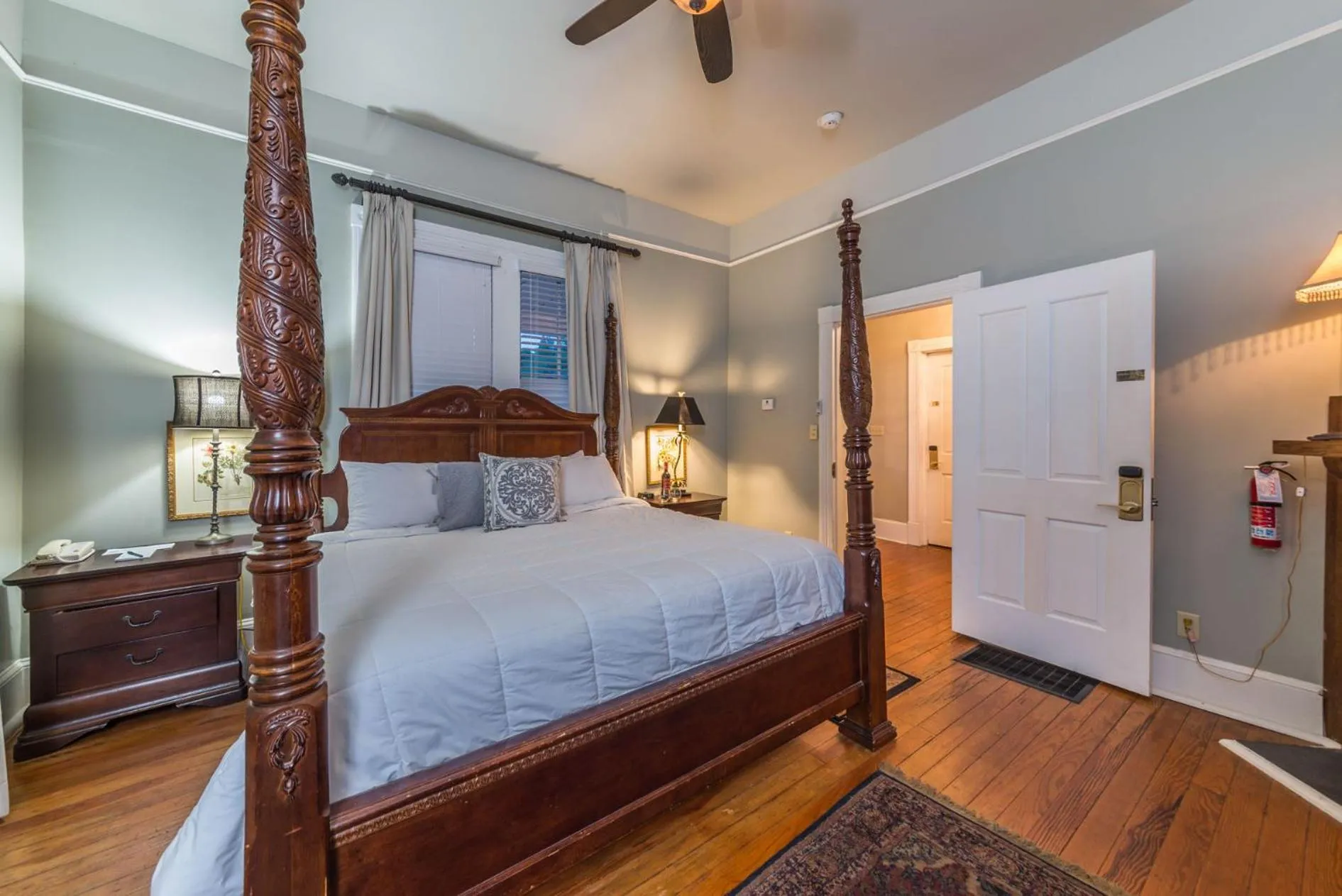 Bed in The Beaufort Inn