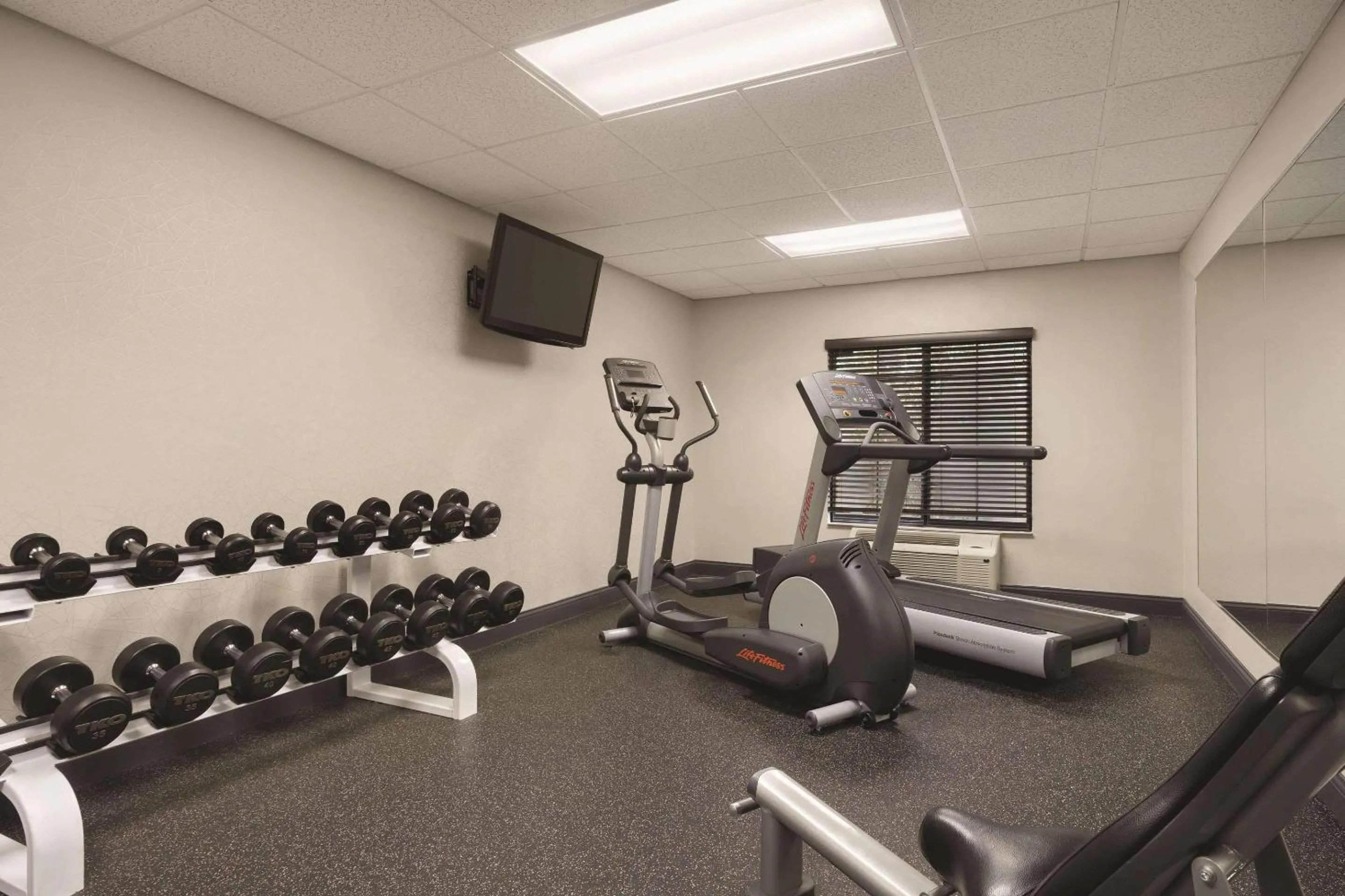Fitness centre/facilities in Country Inn & Suites by Radisson Raleigh-Durham Airport NC