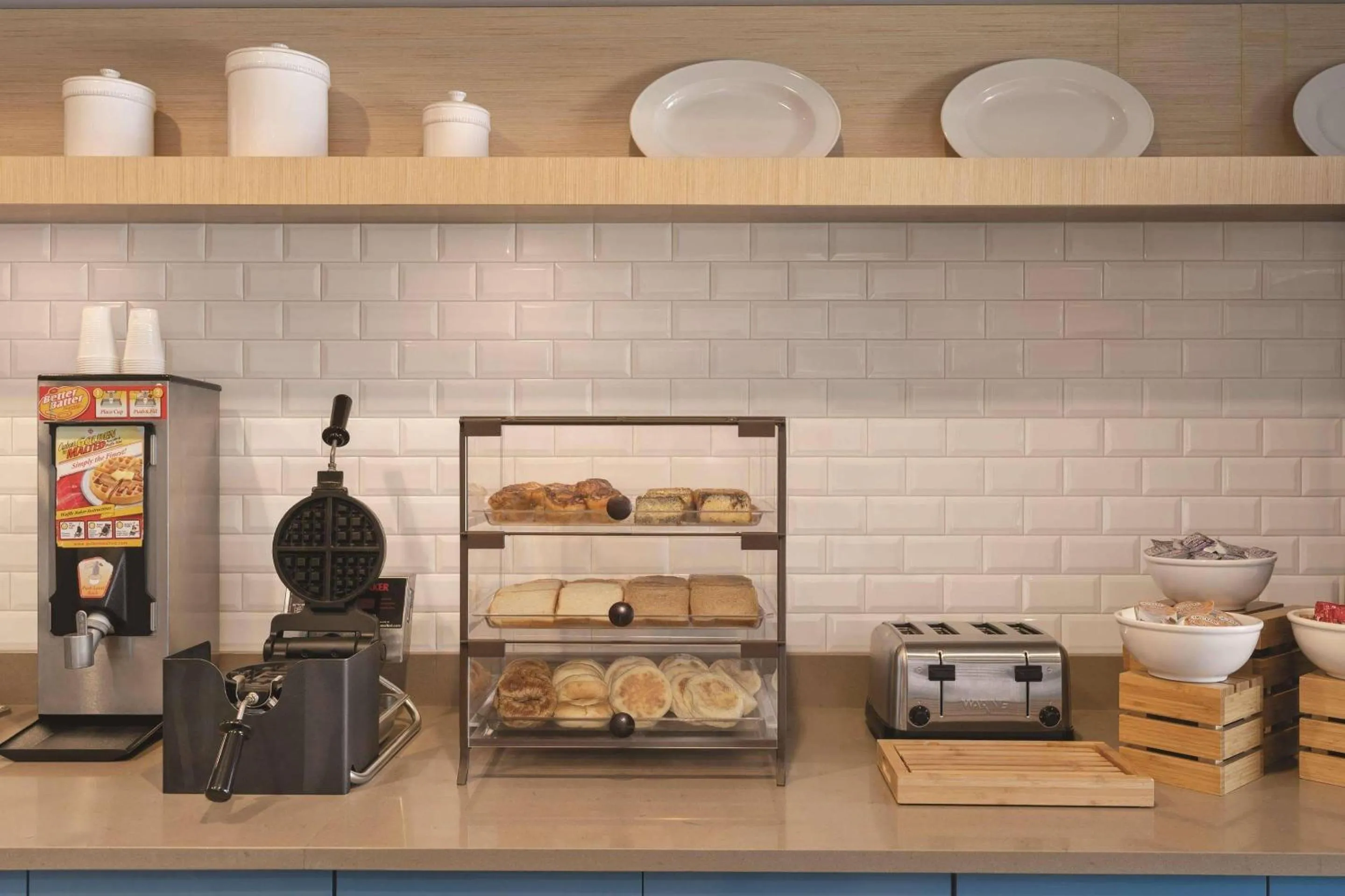 Breakfast in Country Inn & Suites by Radisson Raleigh-Durham Airport NC