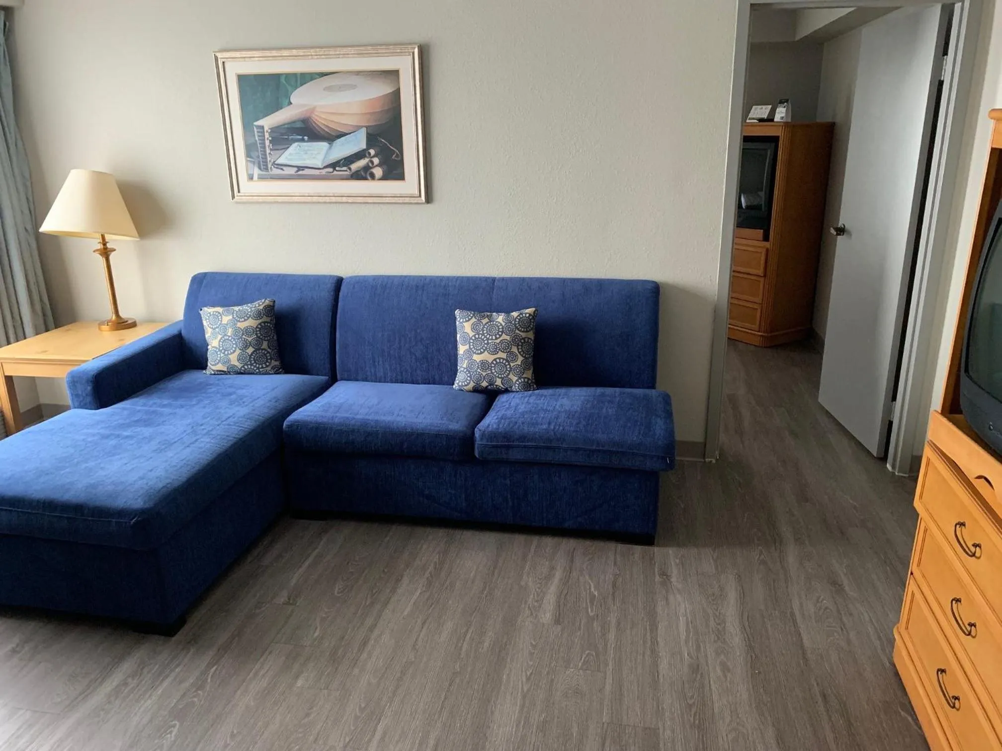 Seating area in Luxe Studios Nashville Opryland