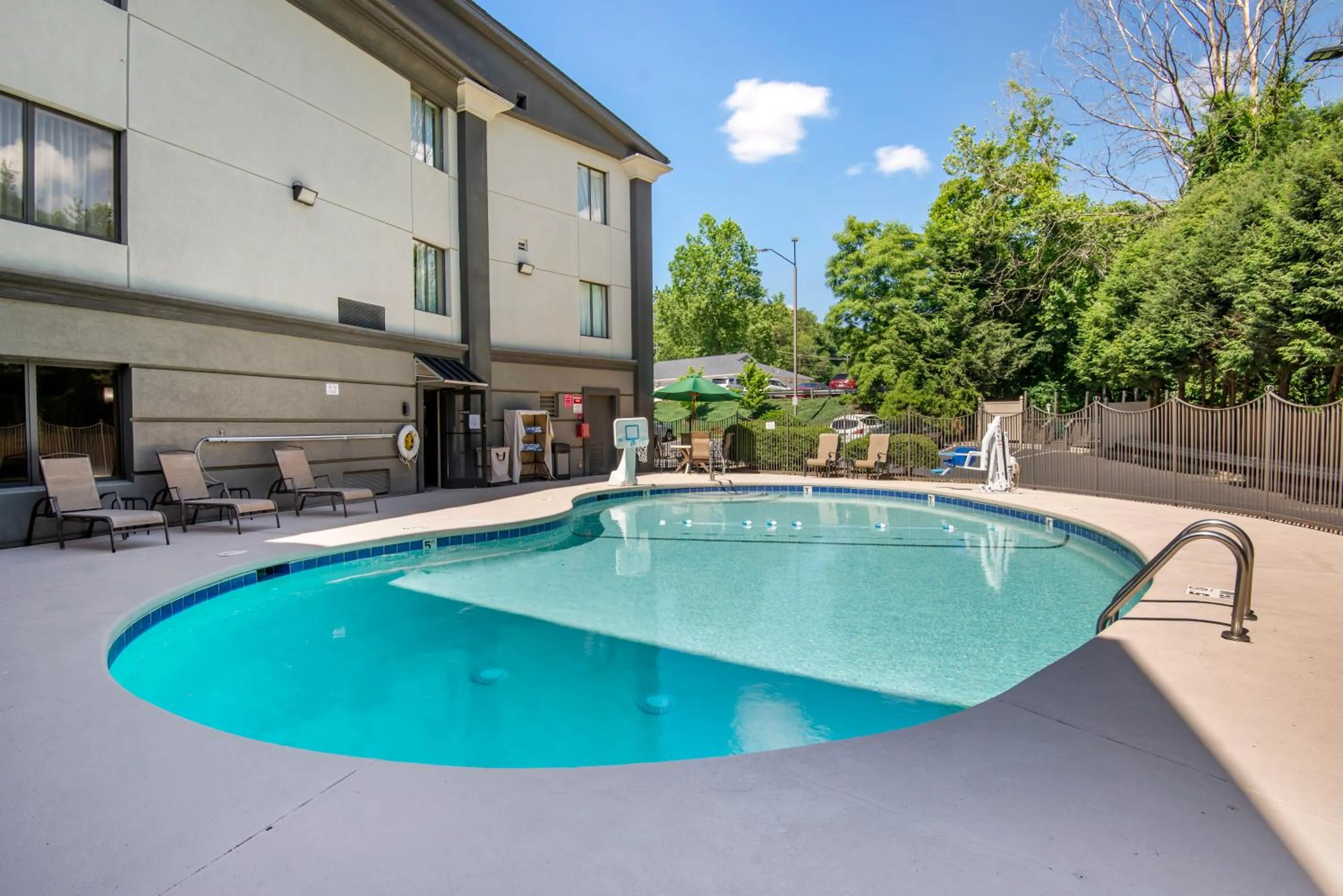 Swimming pool in Comfort Inn Asheville East-Blue Ridge Pkwy Access