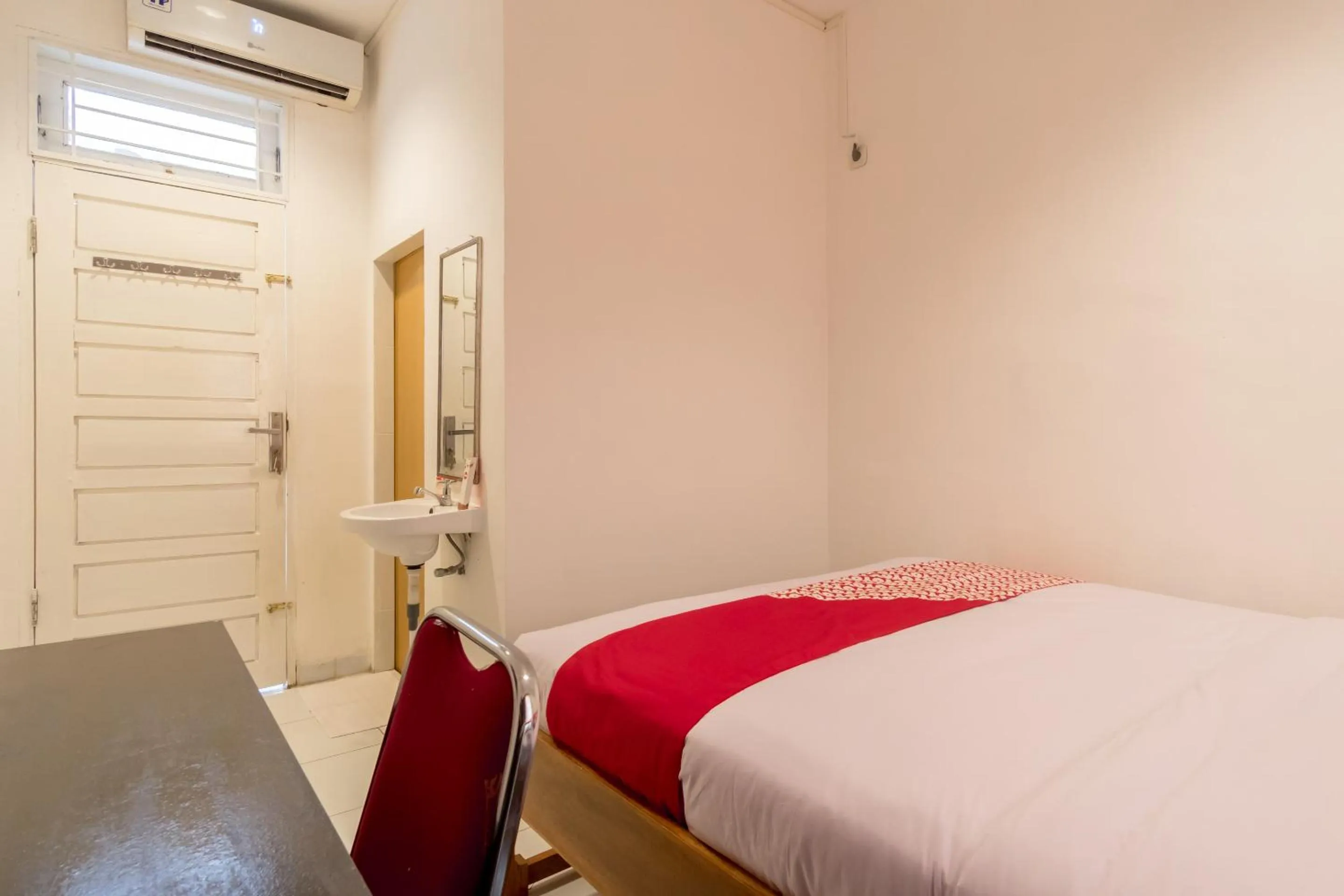 Bedroom in OYO 447 Hutasimo Residence