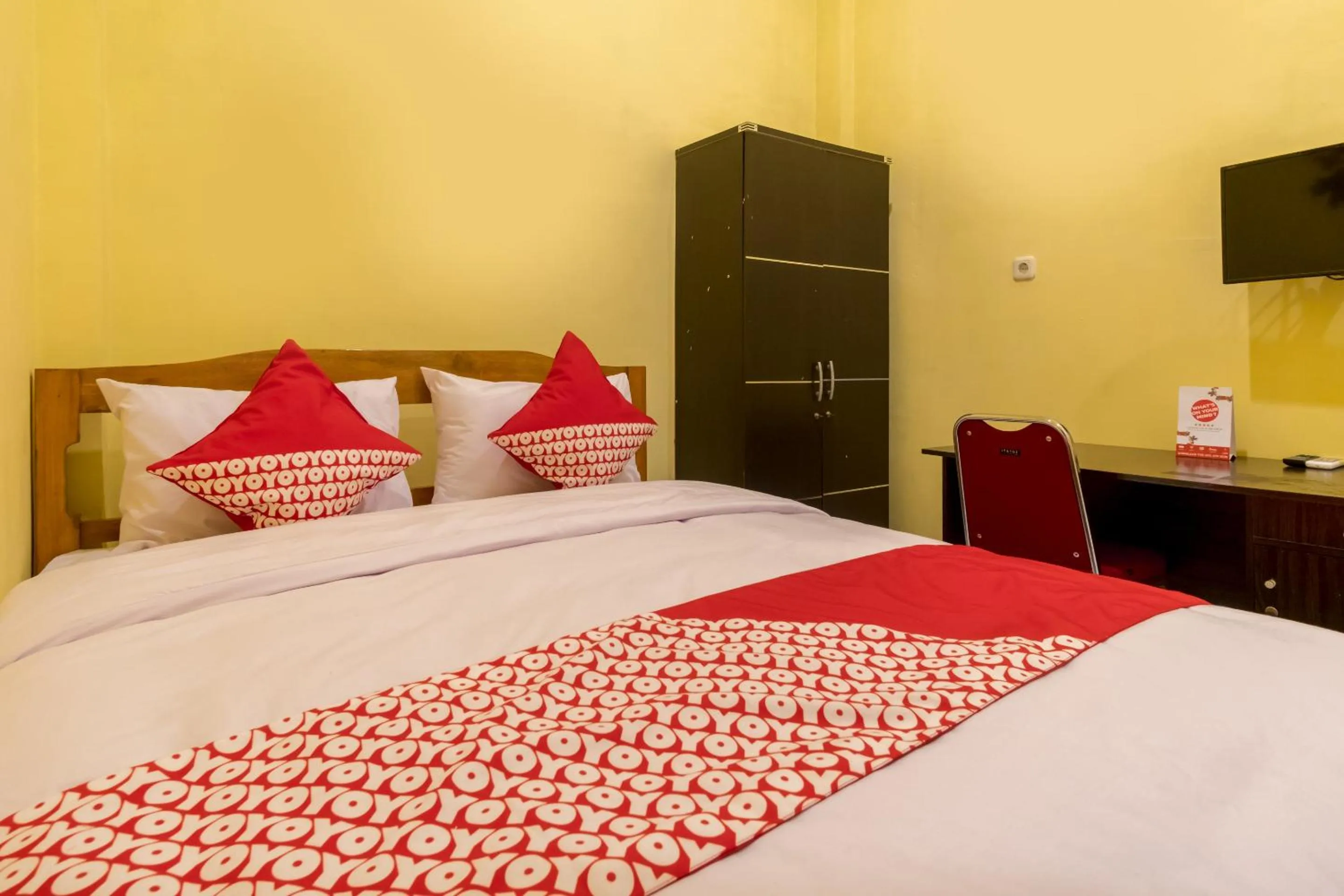 Bedroom in OYO 447 Hutasimo Residence