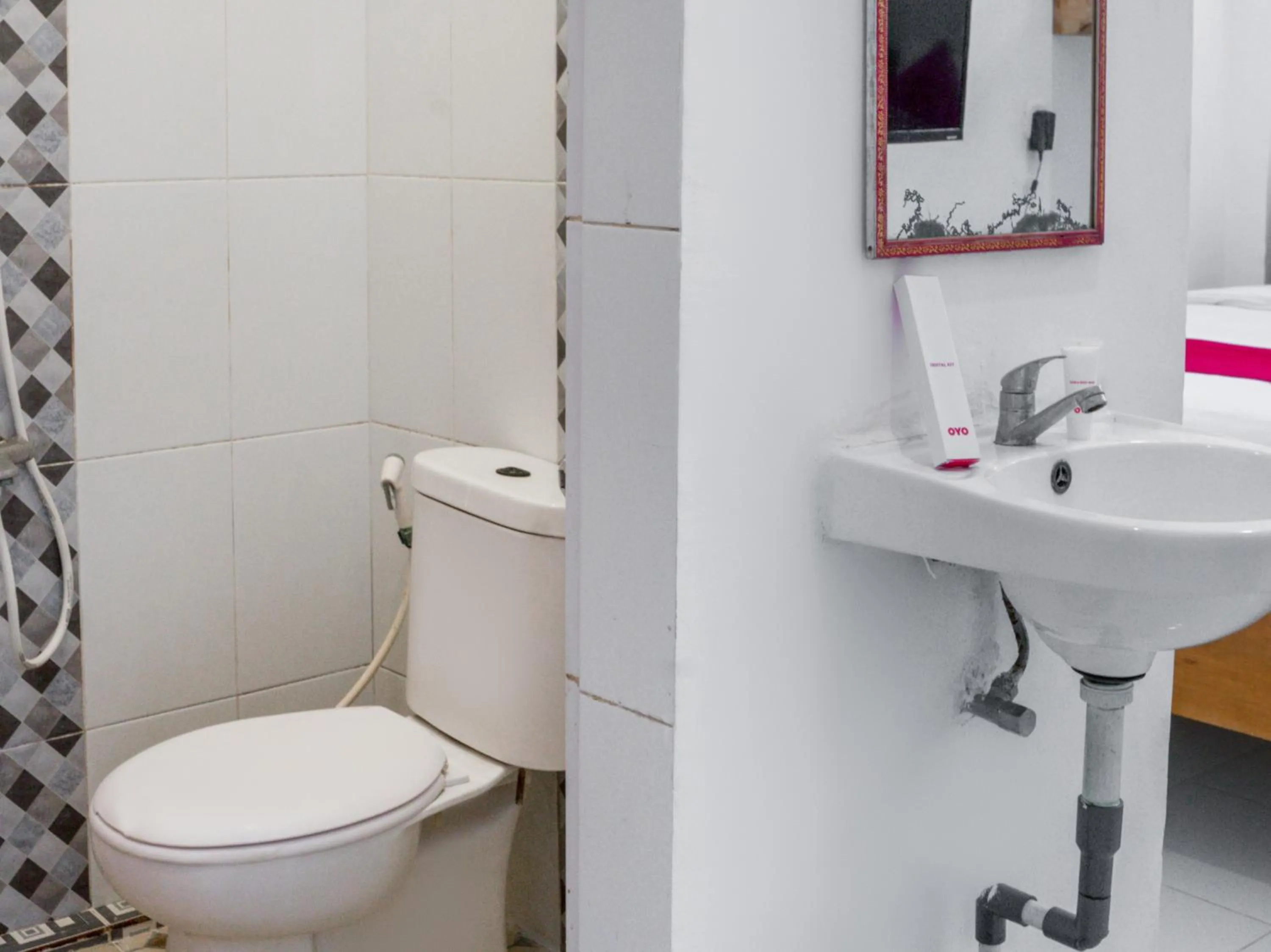 Bathroom in OYO 447 Hutasimo Residence