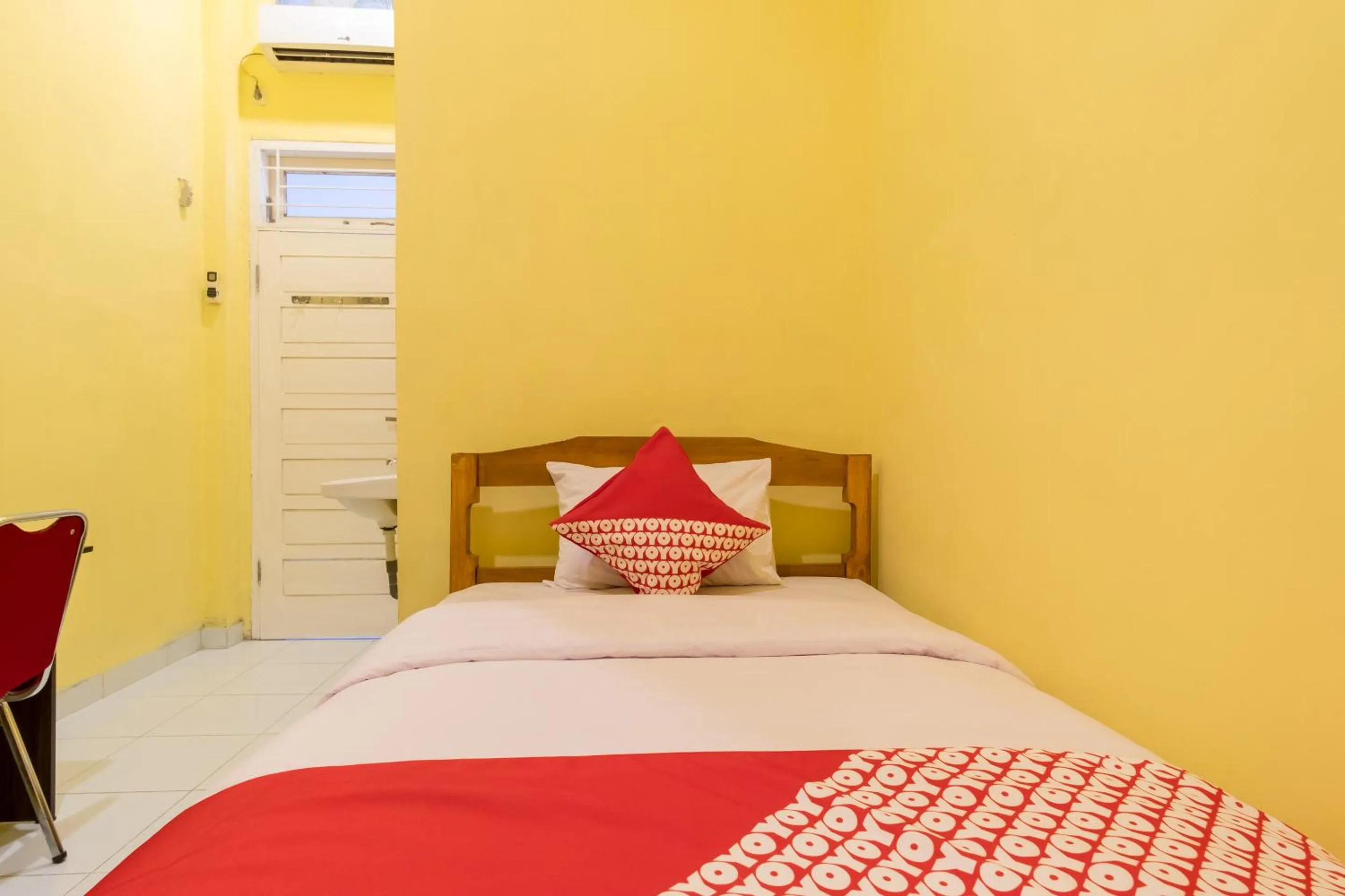 Bedroom in OYO 447 Hutasimo Residence