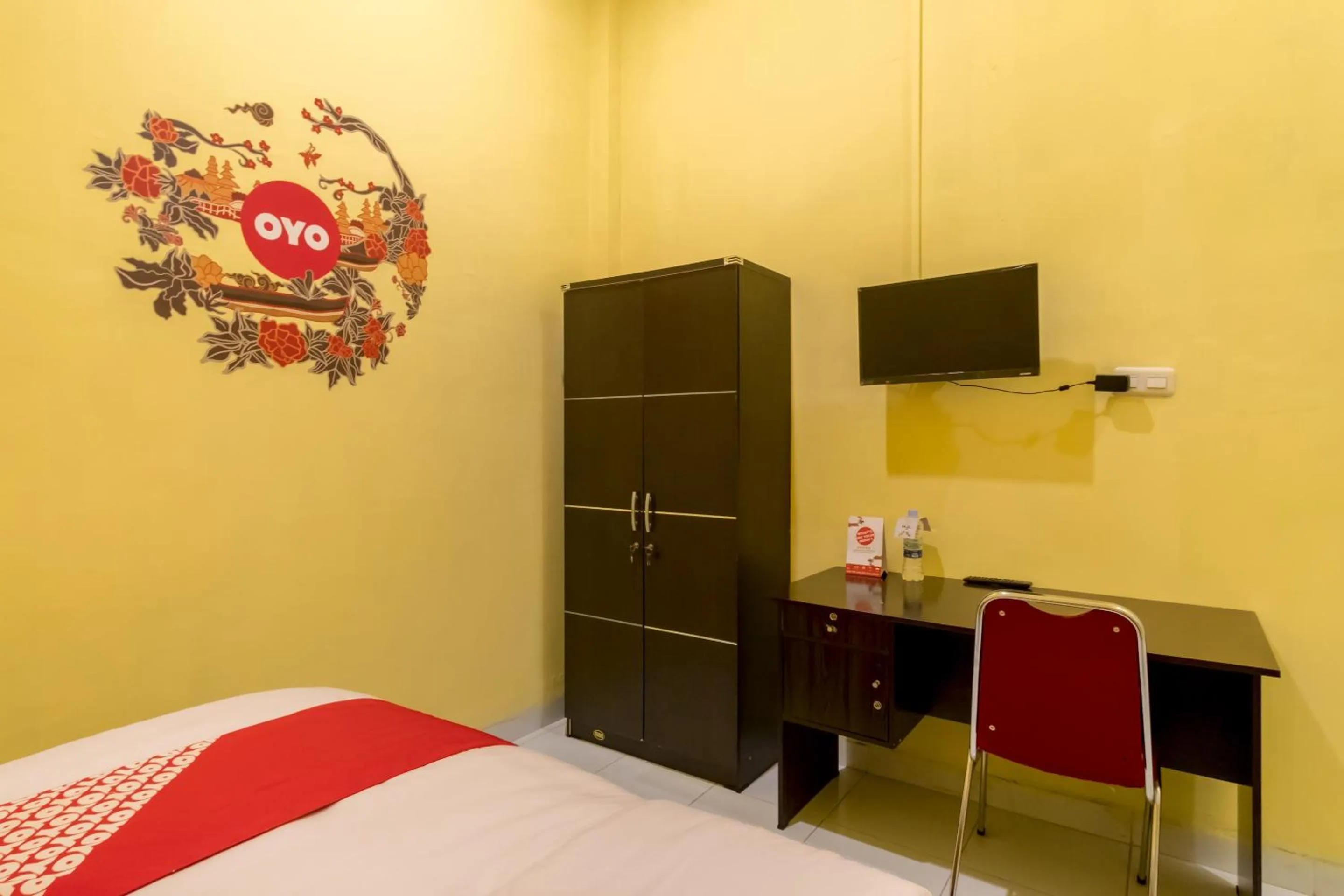 Bedroom, TV/Entertainment Center in OYO 447 Hutasimo Residence