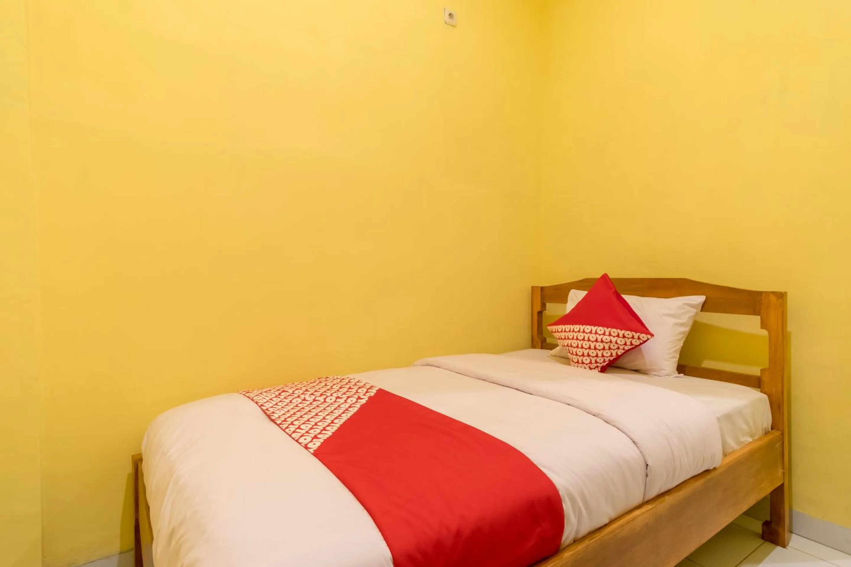 Bedroom in OYO 447 Hutasimo Residence