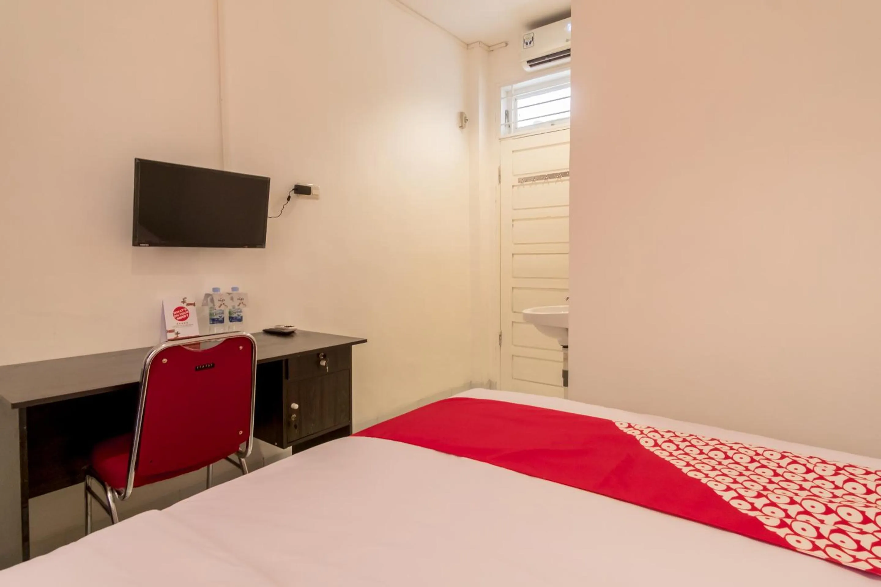 Bedroom, TV/Entertainment Center in OYO 447 Hutasimo Residence