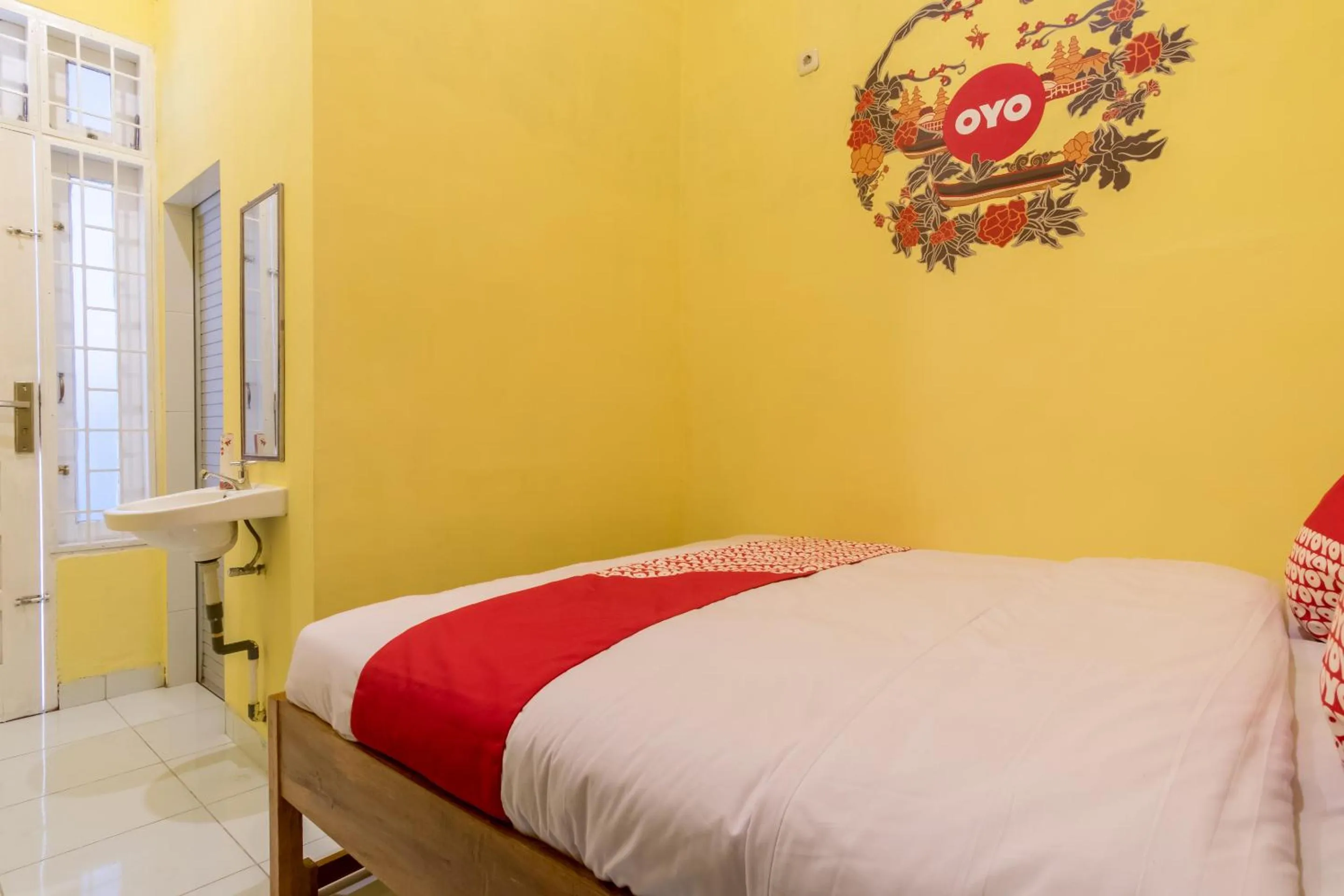 Bedroom in OYO 447 Hutasimo Residence