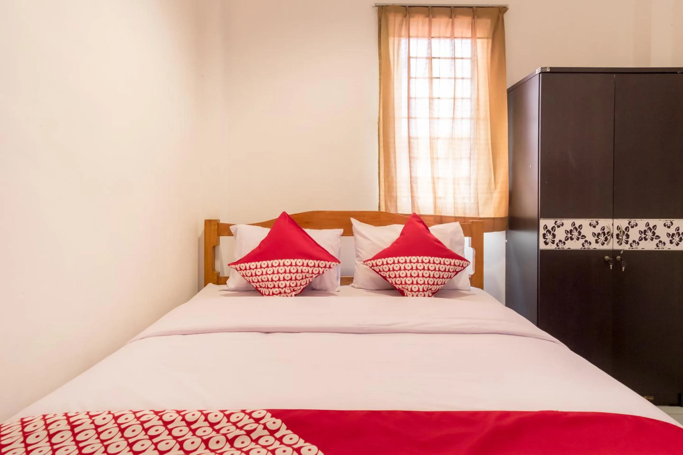 Bedroom in OYO 447 Hutasimo Residence