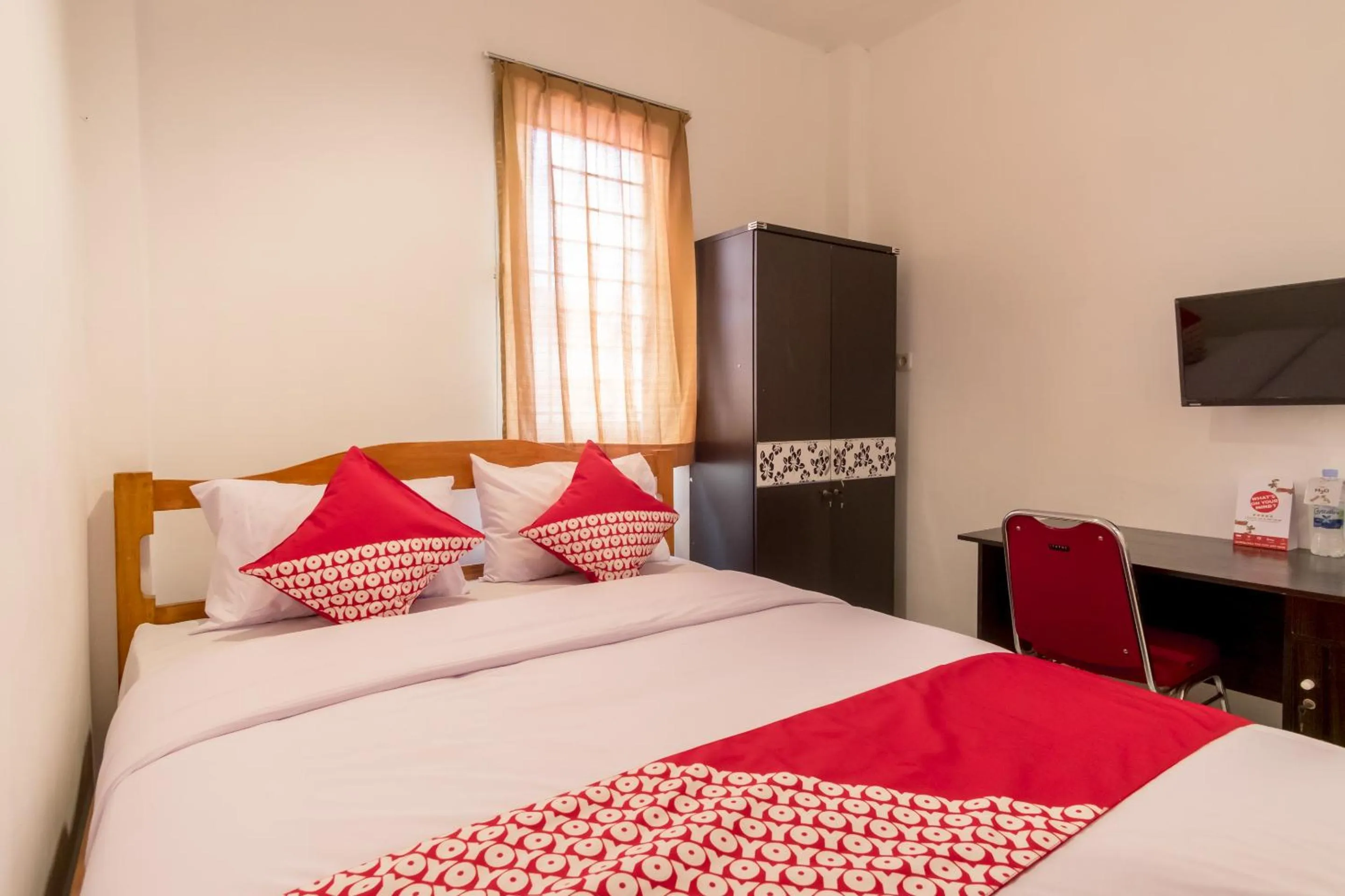 Bedroom in OYO 447 Hutasimo Residence