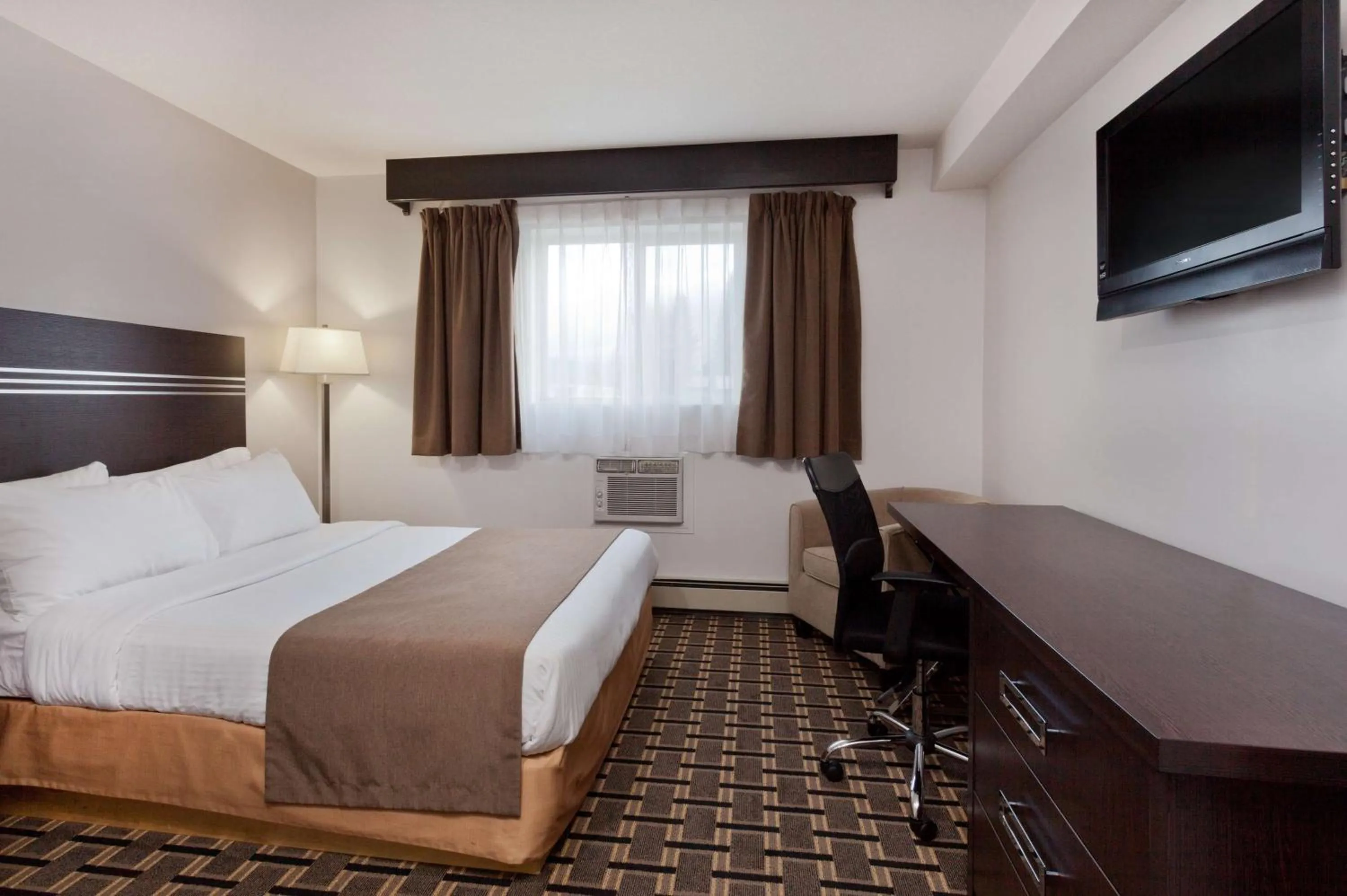 Photo of the whole room, Bed in Super 8 by Wyndham Valemount