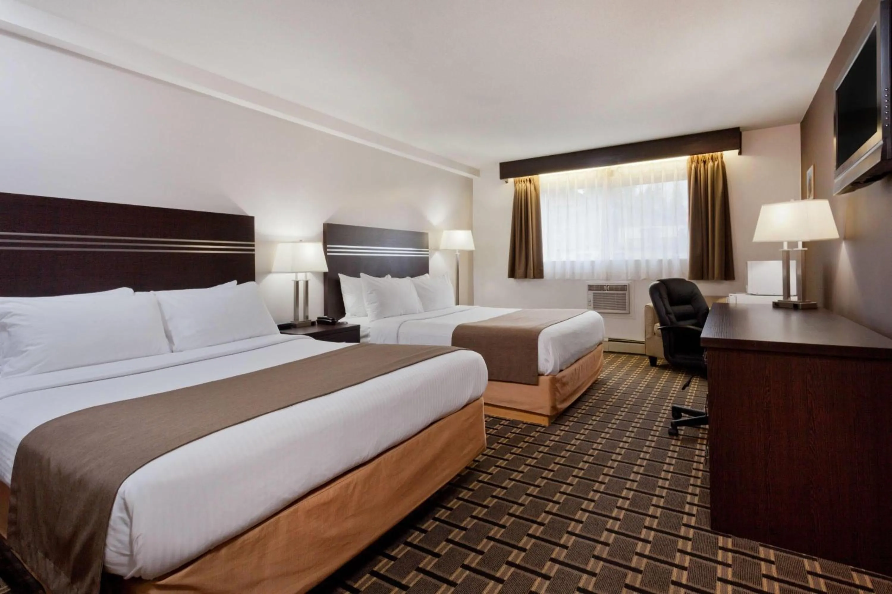 Photo of the whole room, Bed in Super 8 by Wyndham Valemount