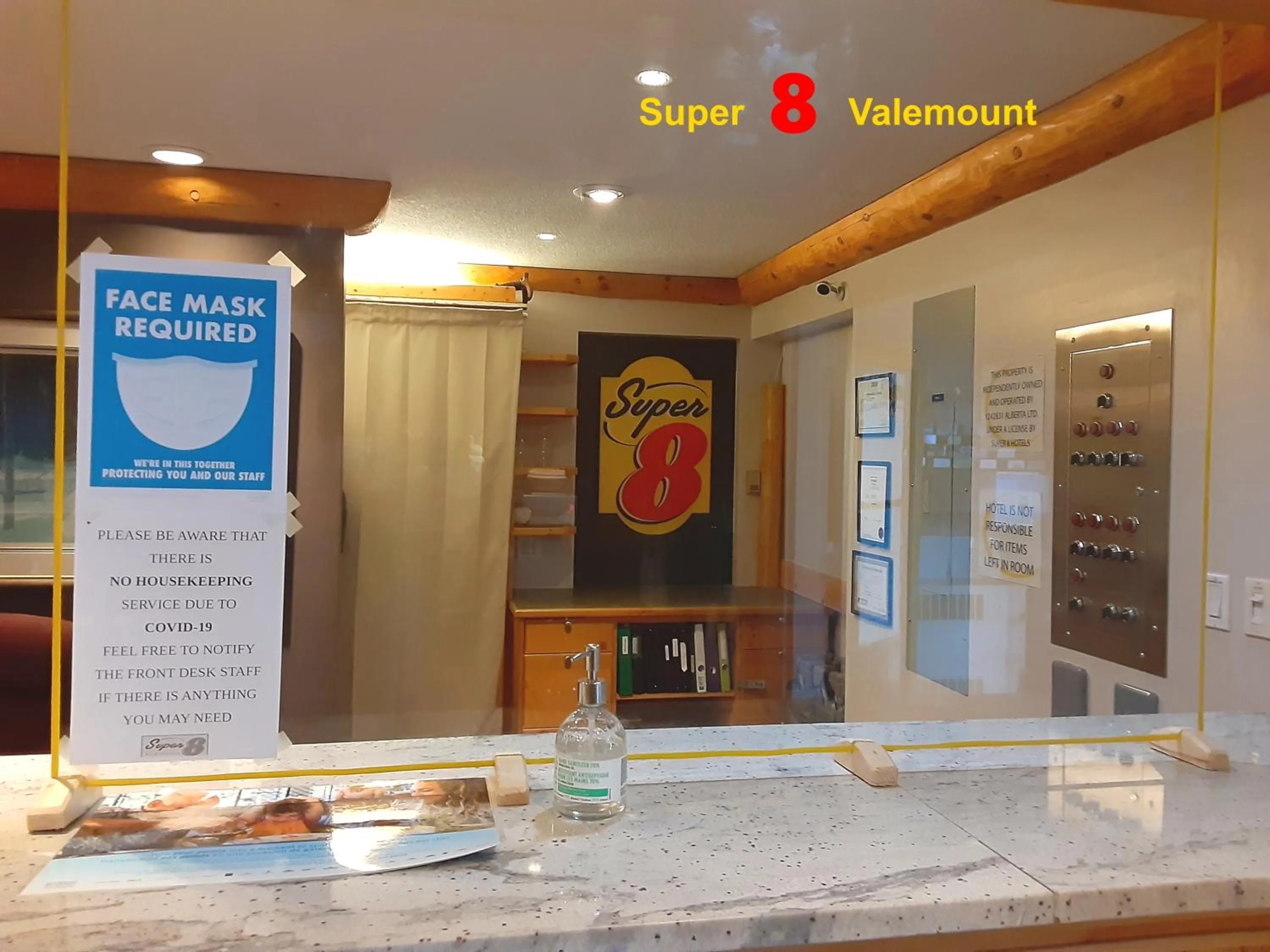 Lobby or reception in Super 8 by Wyndham Valemount