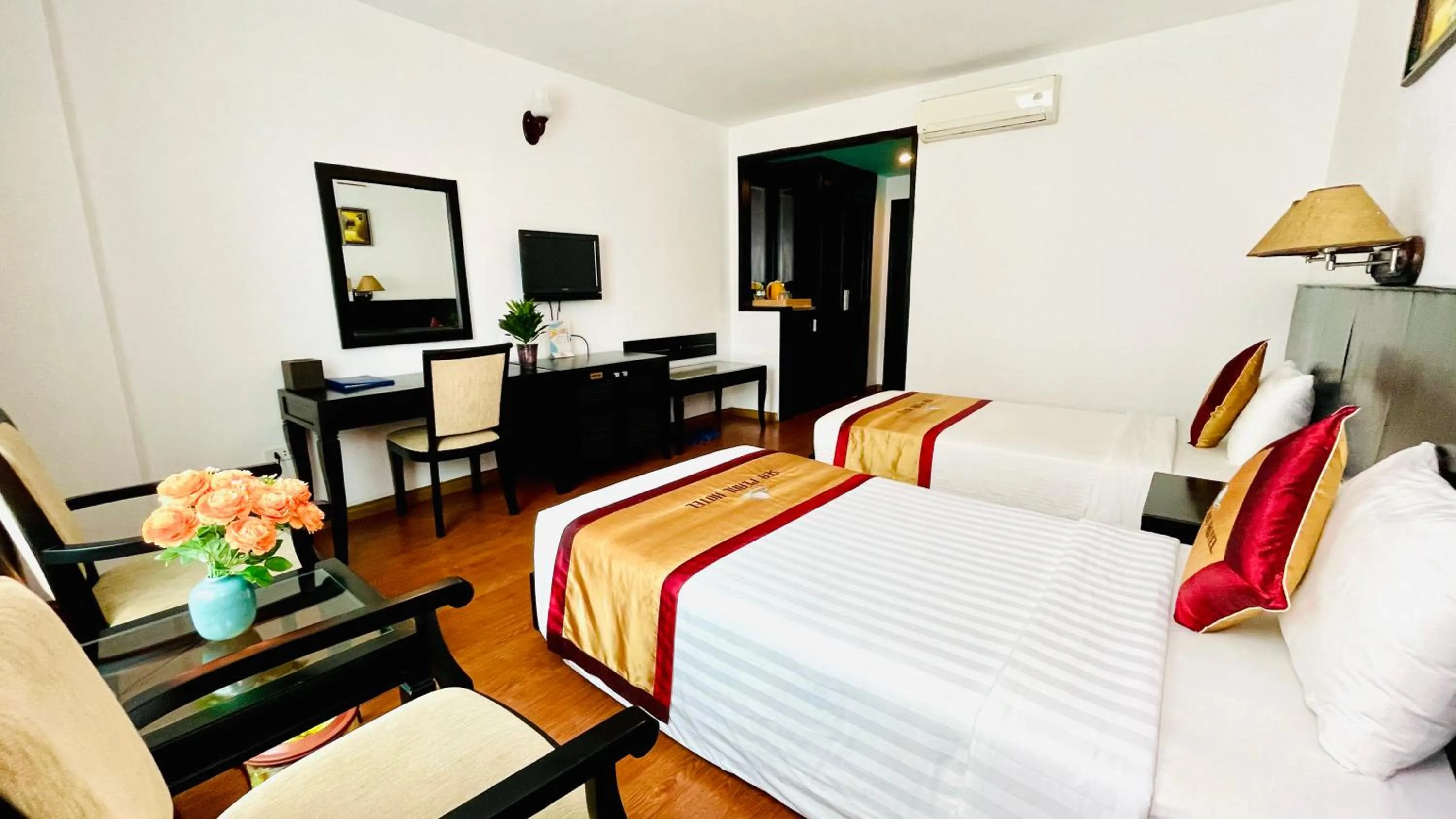 Bed in Sea Pearl Cat Ba Hotel