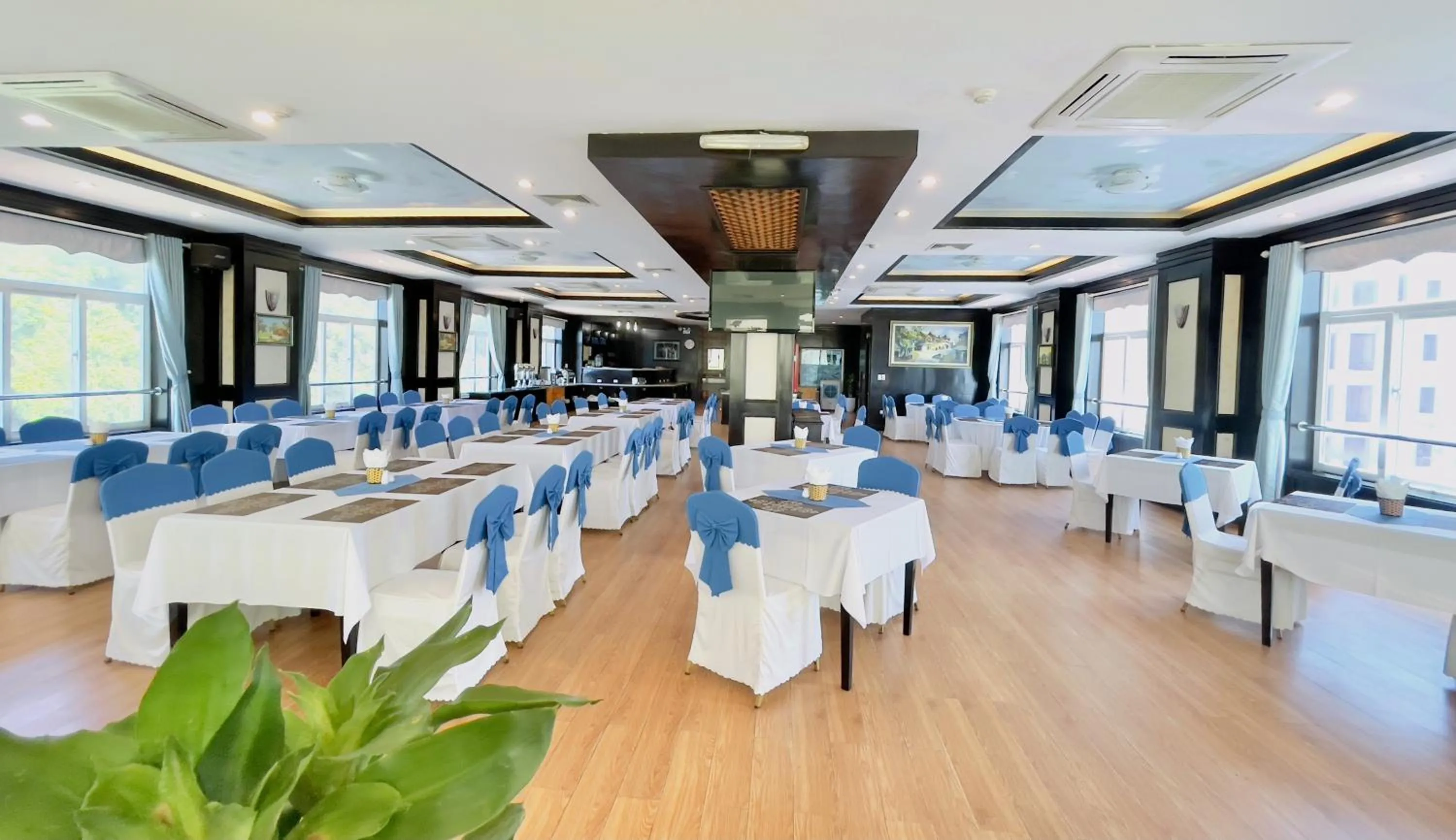 Restaurant/places to eat in Sea Pearl Cat Ba Hotel