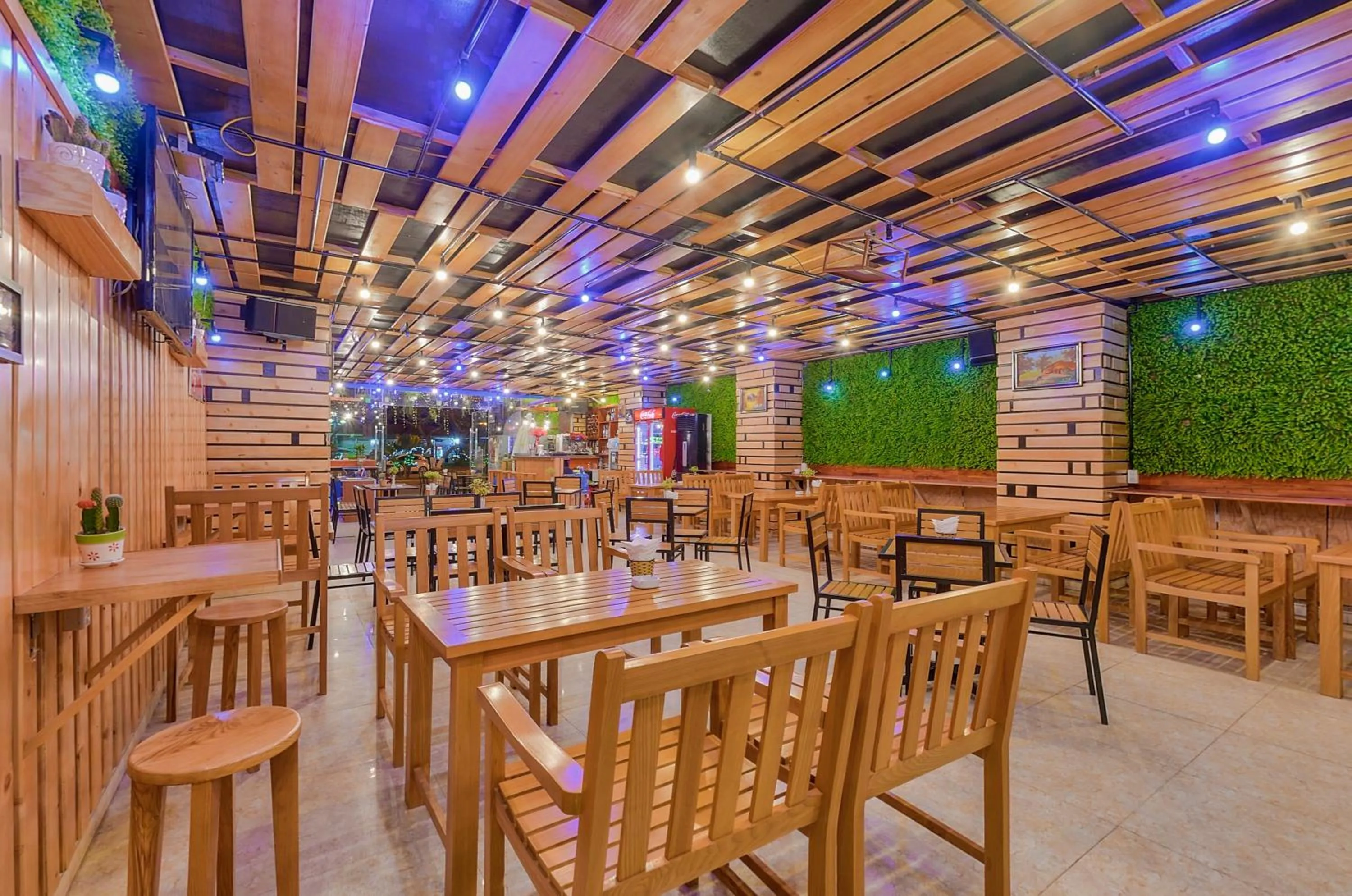 Restaurant/places to eat in Sea Pearl Cat Ba Hotel