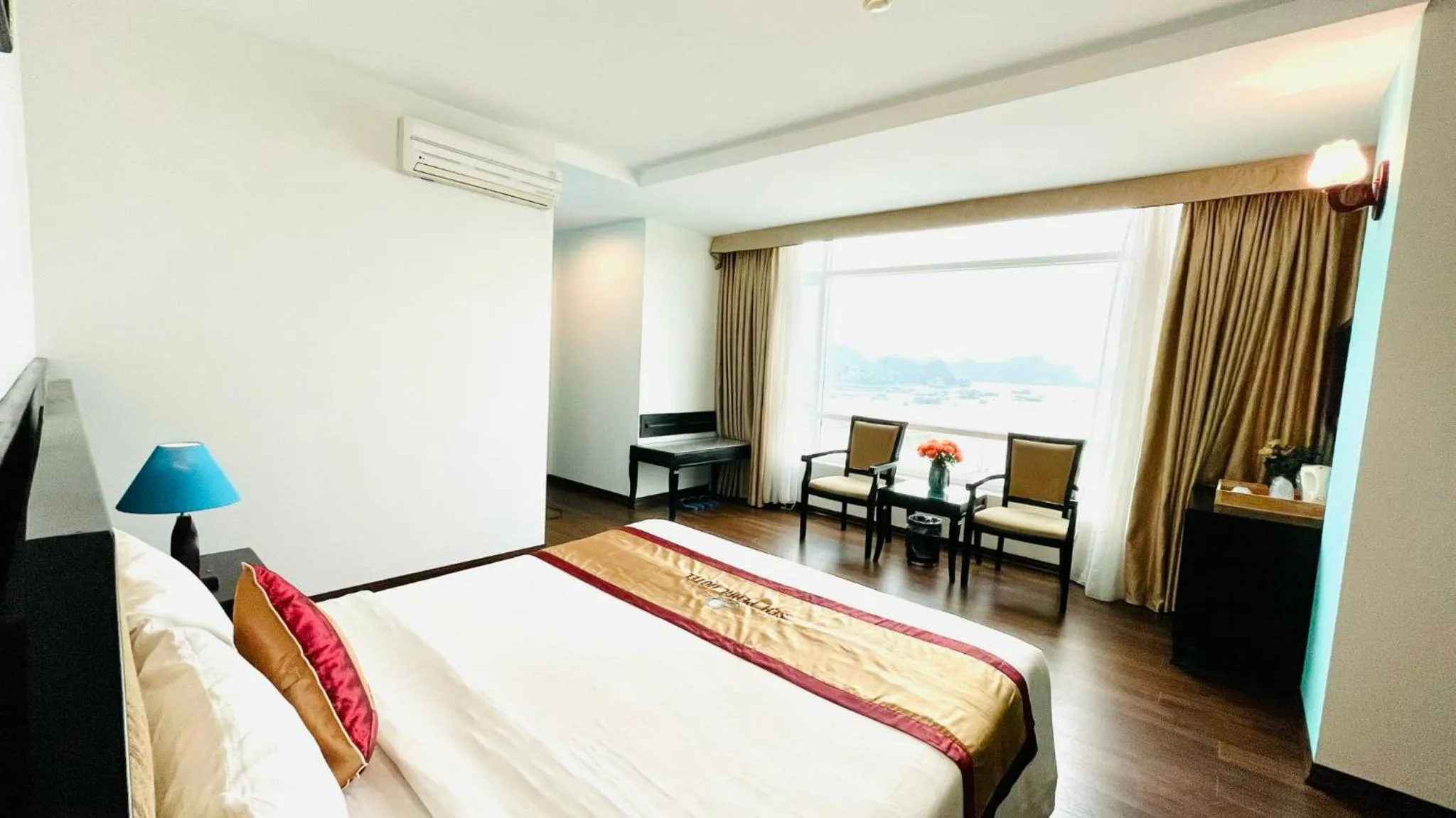 Bed in Sea Pearl Cat Ba Hotel