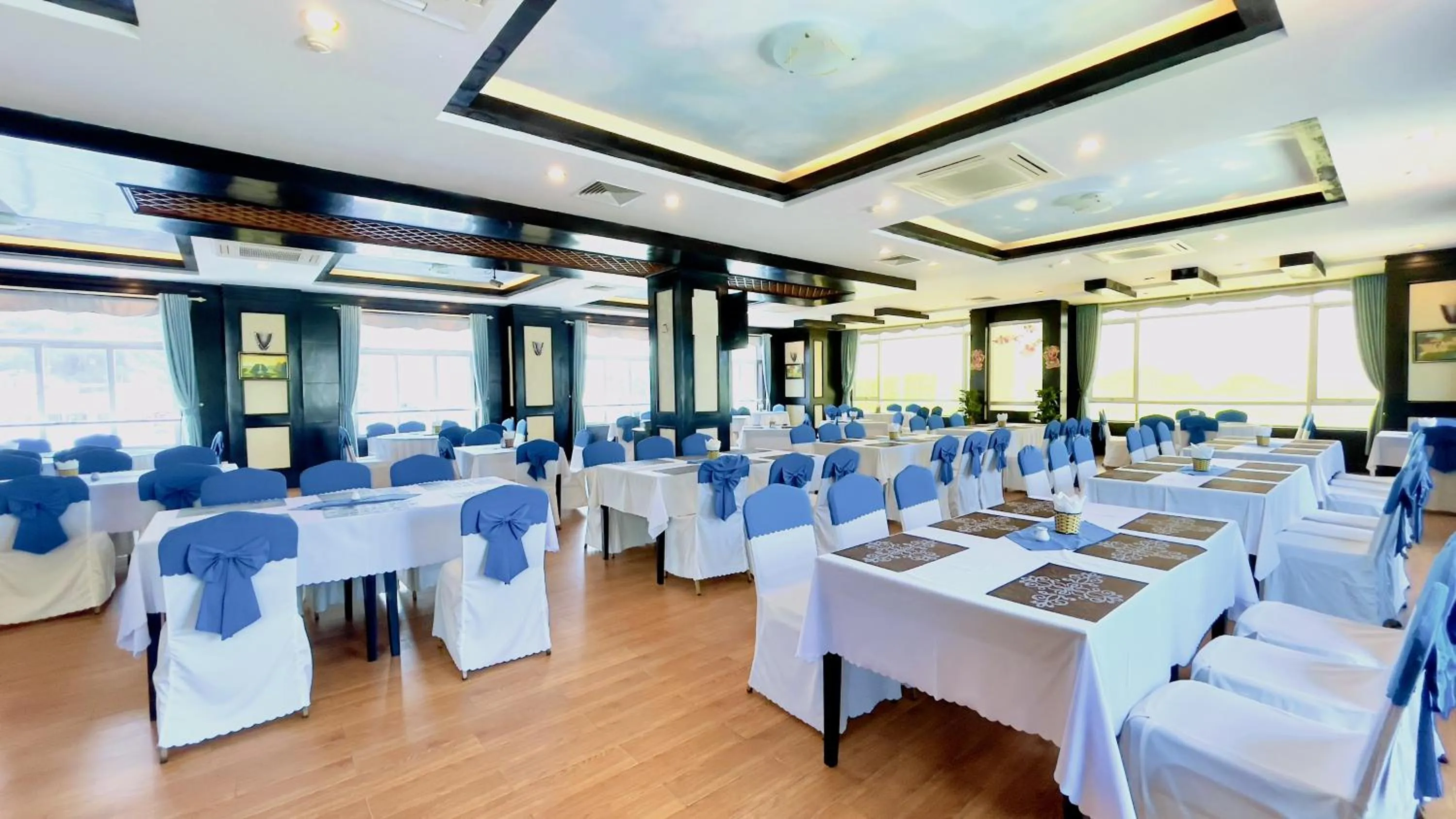 Restaurant/places to eat in Sea Pearl Cat Ba Hotel