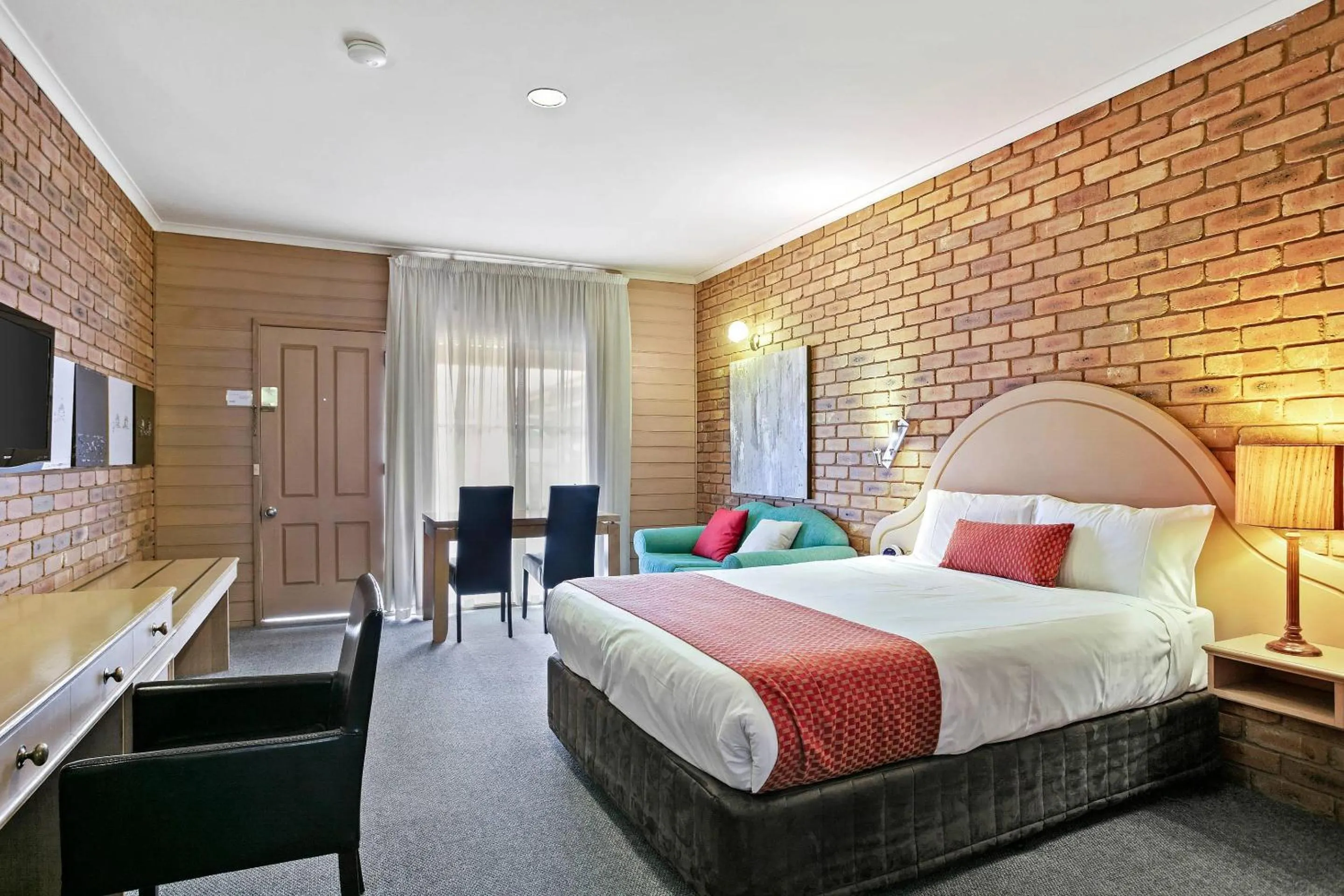 Bedroom, Bed in Quality Inn Colonial