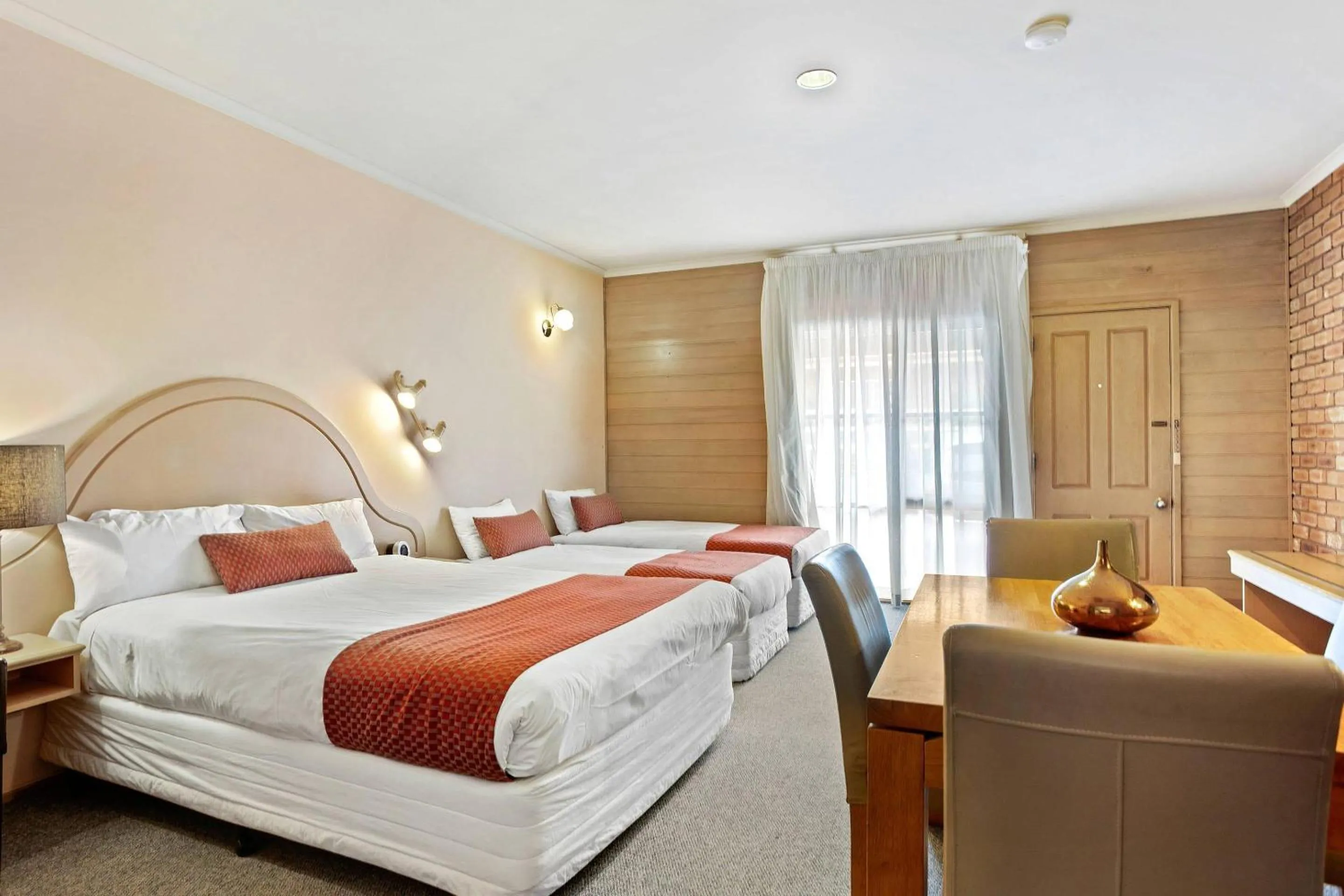 Bedroom, Bed in Quality Inn Colonial