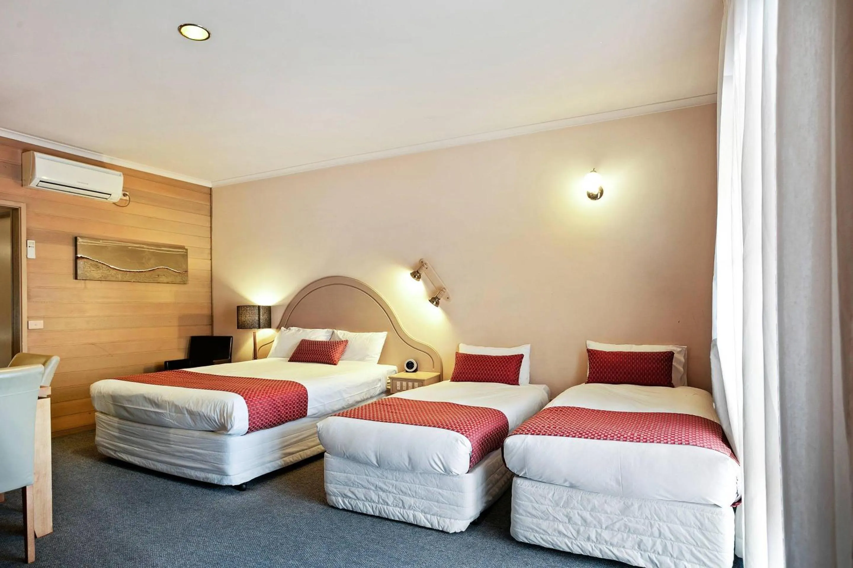 Bedroom, Bed in Quality Inn Colonial