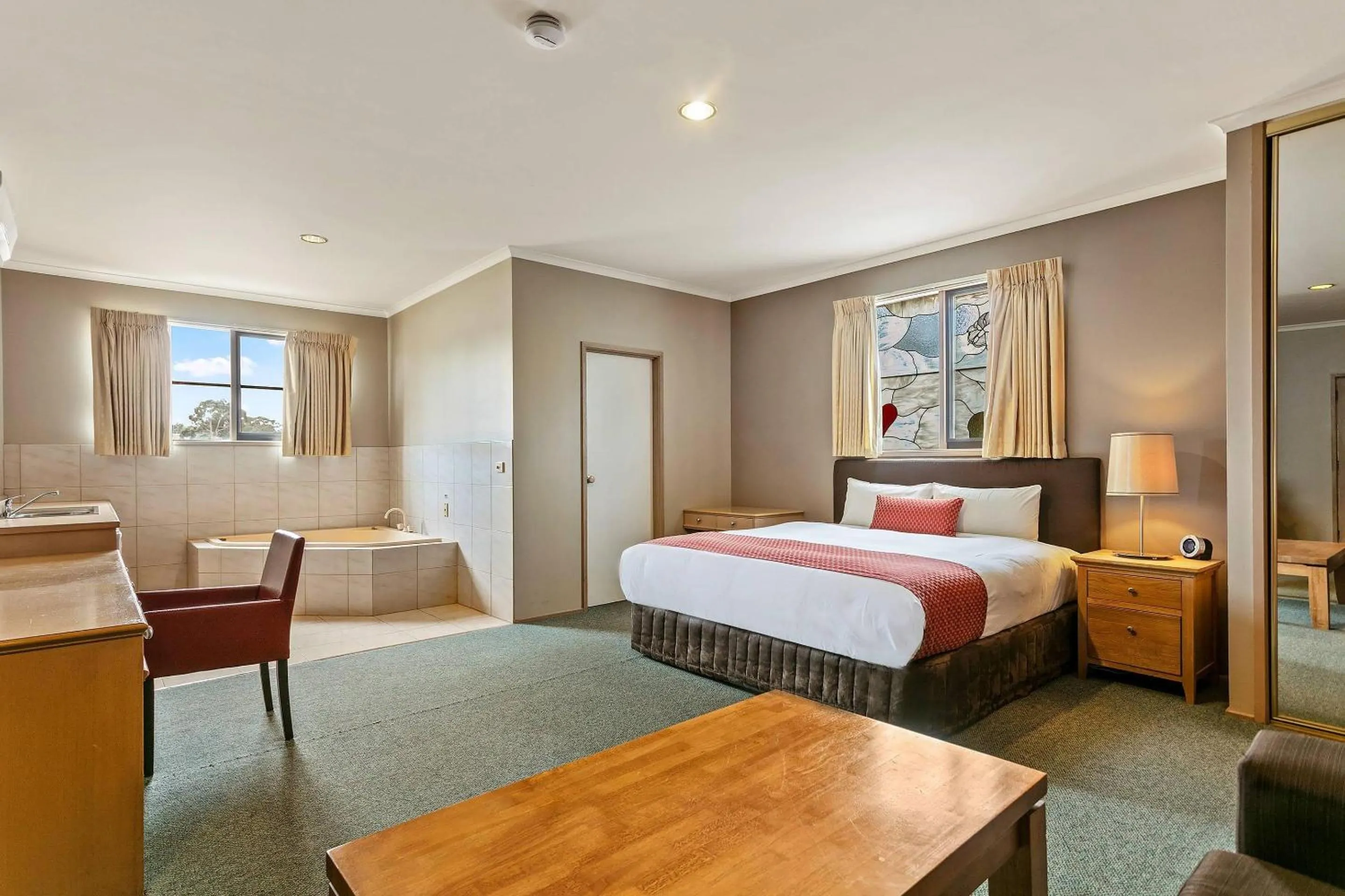 Bedroom, Bed in Quality Inn Colonial