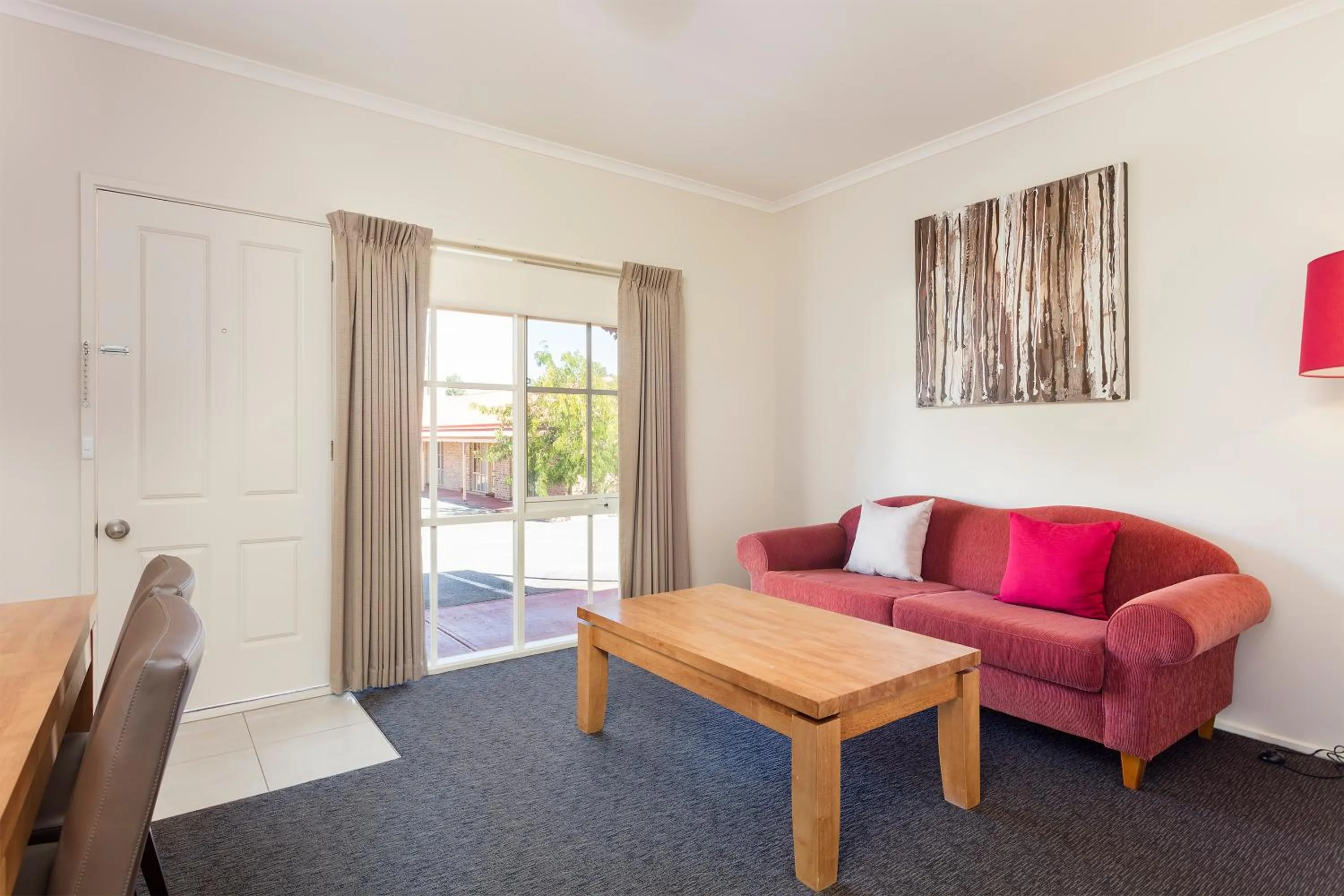 Living room in Quality Inn Colonial